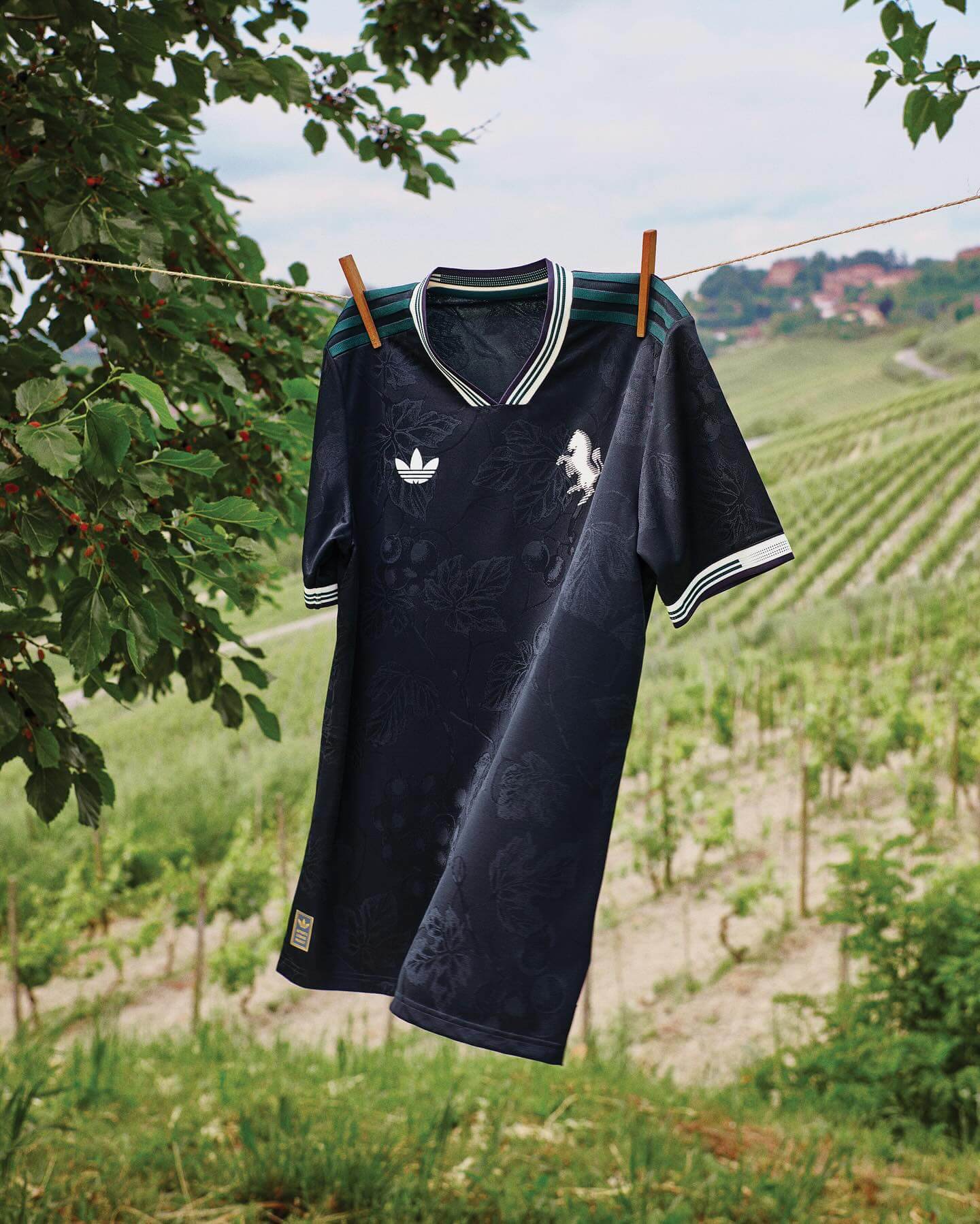 Detalhes da Camisa Juventus III 25/26 Adidas Preta com Verde e Vinho