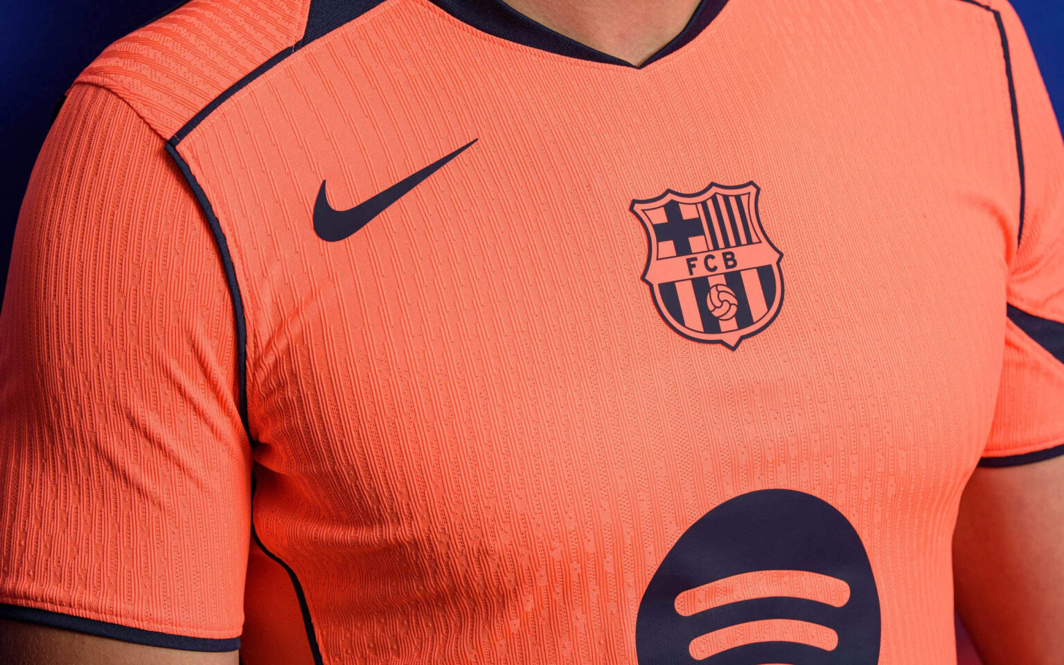 Camisa Barcelona III 2025/26 Nike Total 90 Torcedor Masculina Laranja Verso