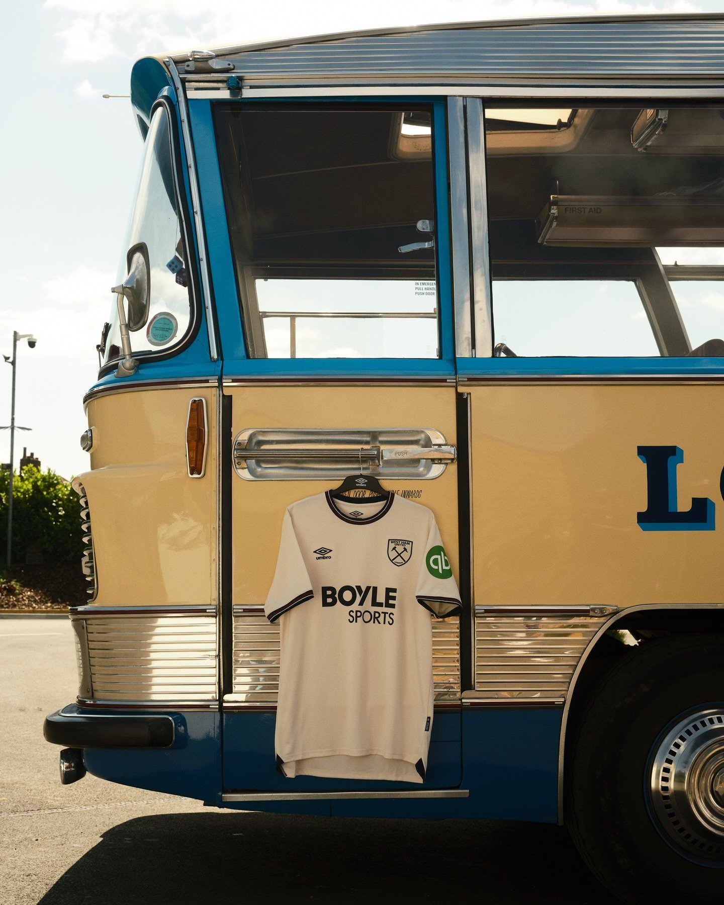 Camisa West Ham Away 2025 frente — bege off white