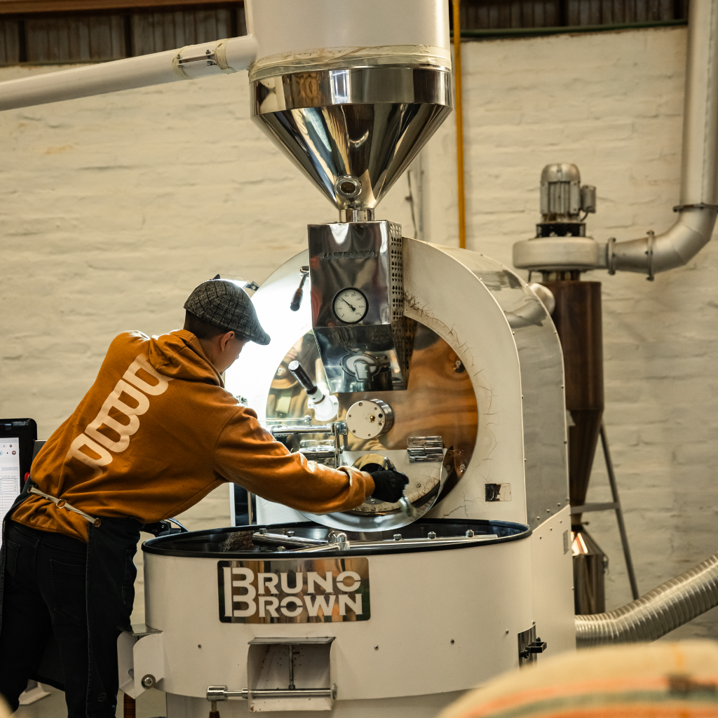 Equipo de Bruno Brown tostando café