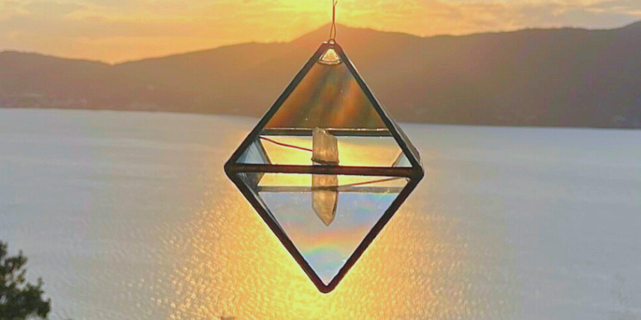 Prisma proyectando arcoíris