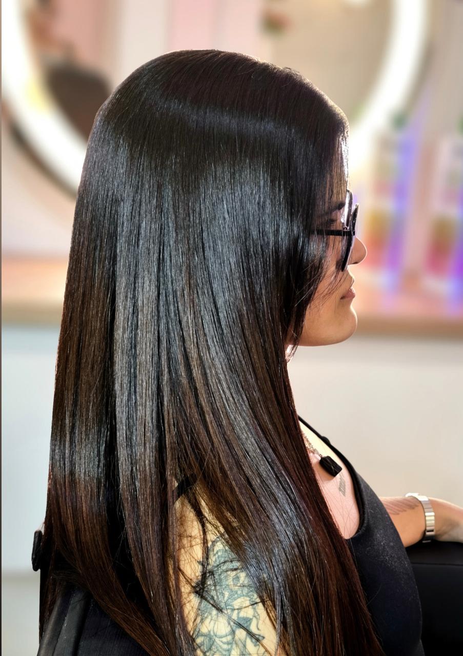 Cabelo depois da aplicação da máscara alisante ProLiss MyPhios, com brilho tridimensional e fios disciplinados, resultado 2