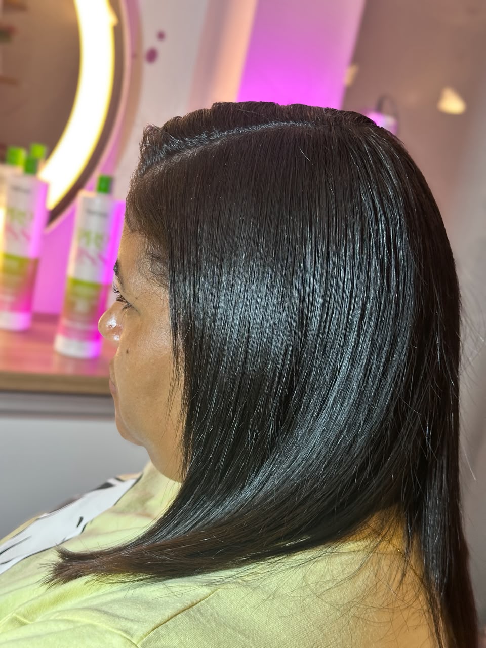 Cabelo depois da aplicação da máscara alisante ProLiss MyPhios, com brilho tridimensional e fios disciplinados, resultado 1