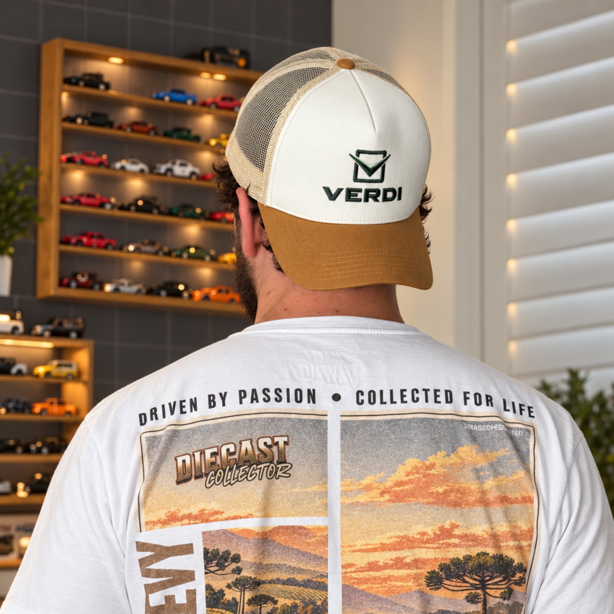 Colecionador usando Bon&eacute; Trucker Verdi Miniaturas em ambiente com cole&ccedil;&atilde;o de carros em miniatura