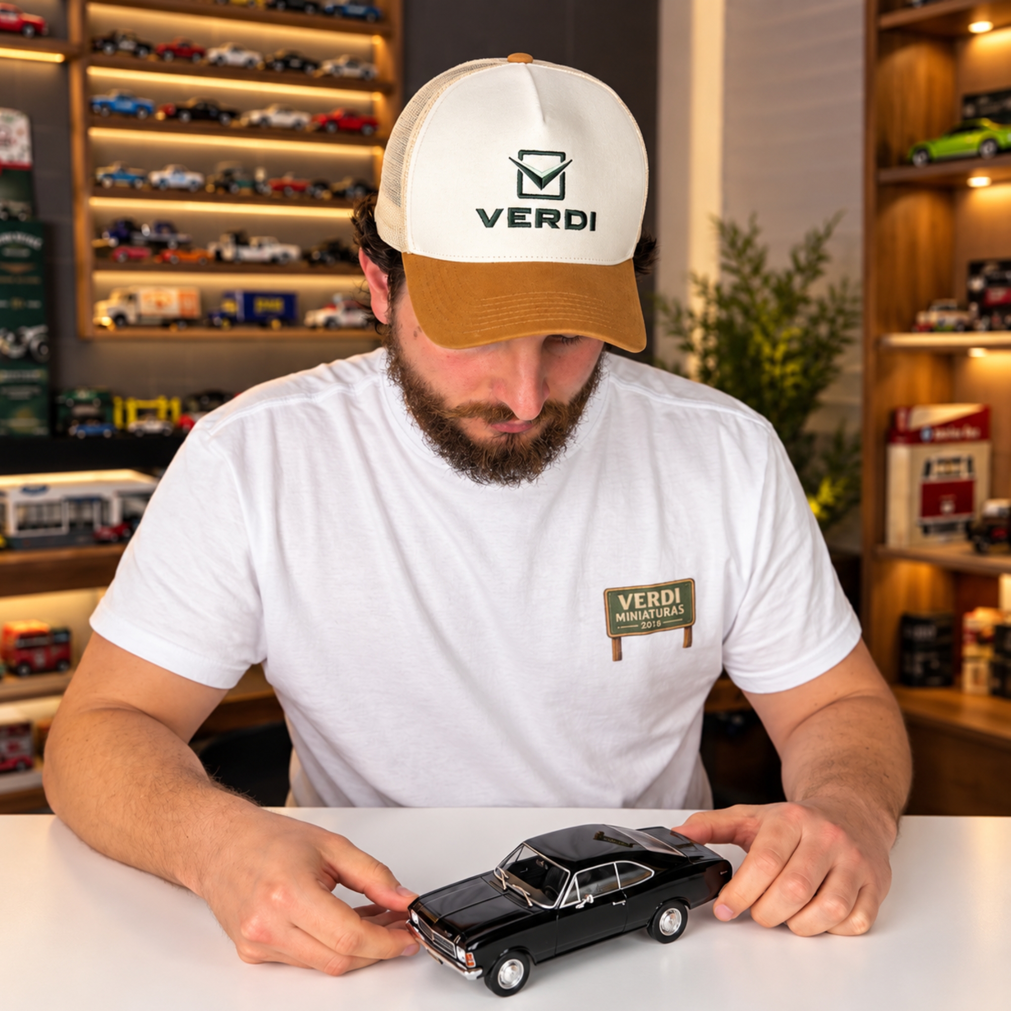 Bon&eacute; Verdi Miniaturas sendo usado por colecionador de miniaturas