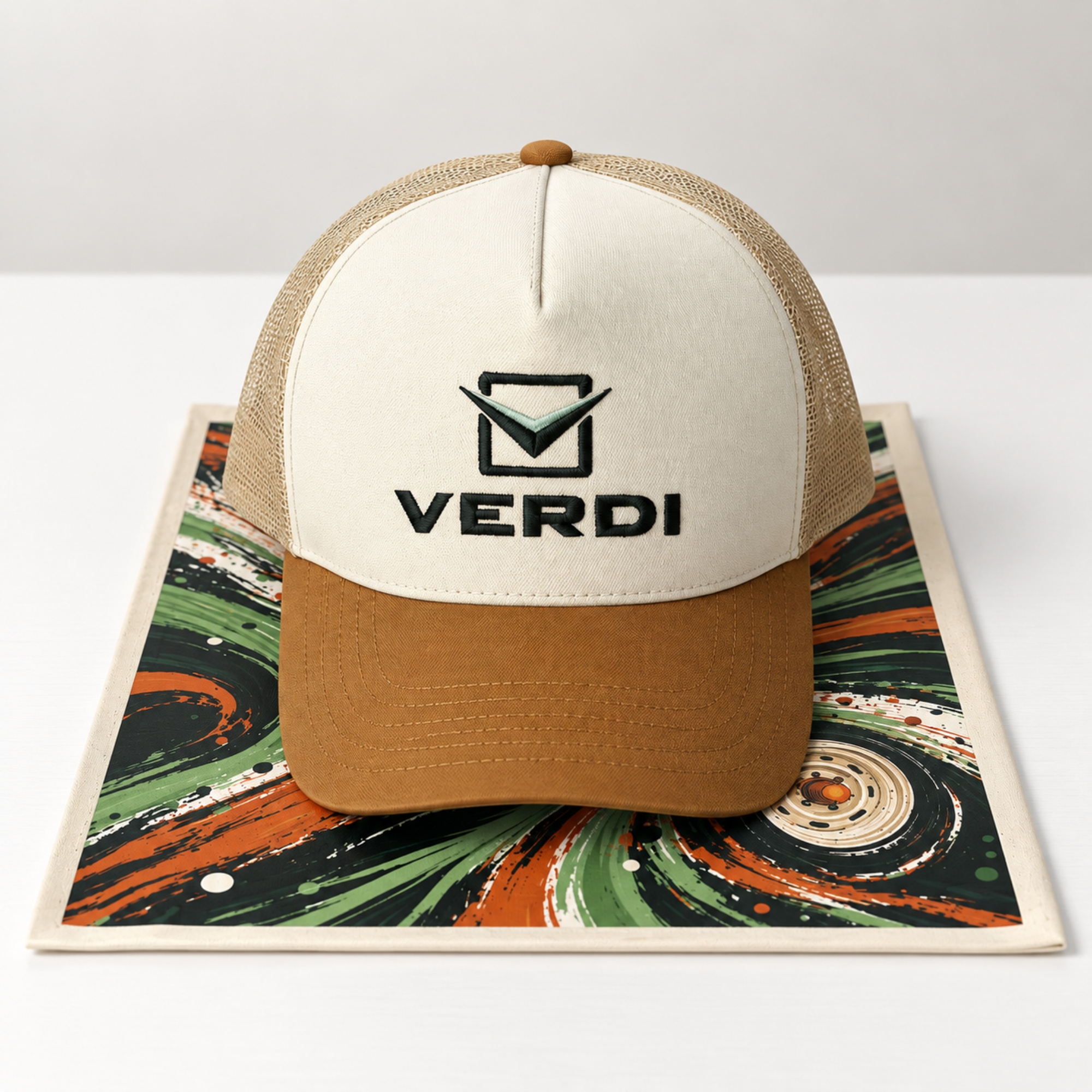 Bon&eacute; Trucker Verdi Miniaturas bege e caramelo com logo bordado