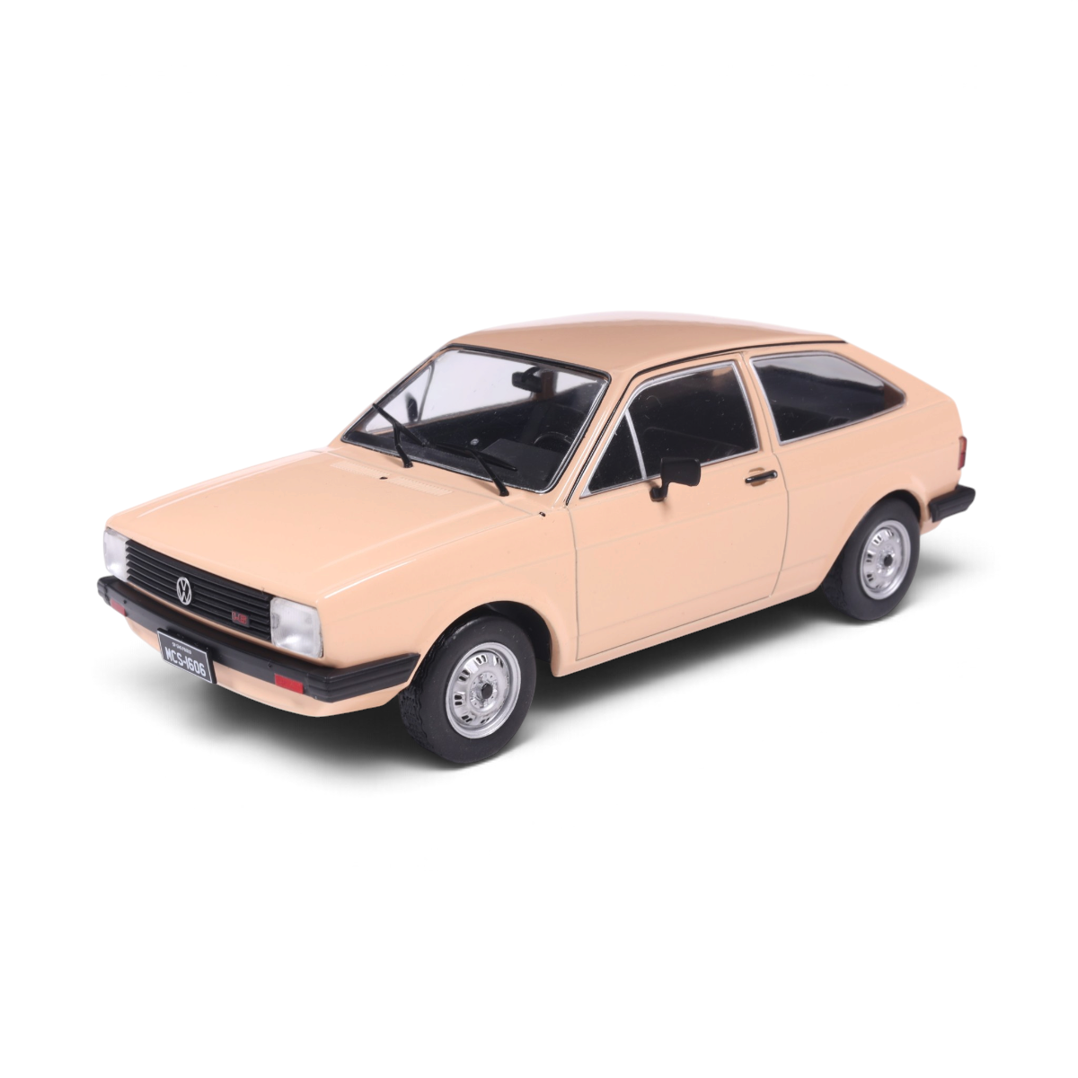 Vista dianteira da miniatura Volkswagen Gol BX 1984 bege, California Toys, escala 1:24, c&oacute;digo CAL24230A