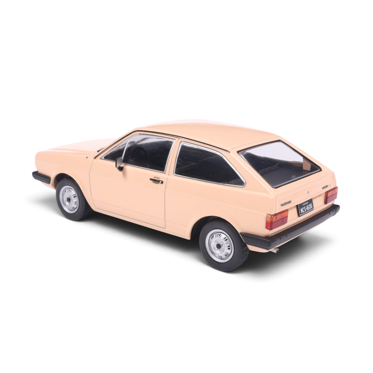 Vista traseira da miniatura Volkswagen Gol BX 1984 bege da cole&ccedil;&atilde;o California Classics, escala 1:24