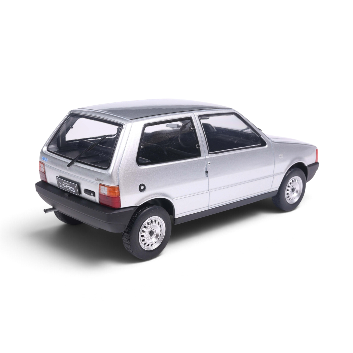 Vista traseira da miniatura Fiat Uno S 1985 prata da cole&ccedil;&atilde;o California Classics, escala 1:24