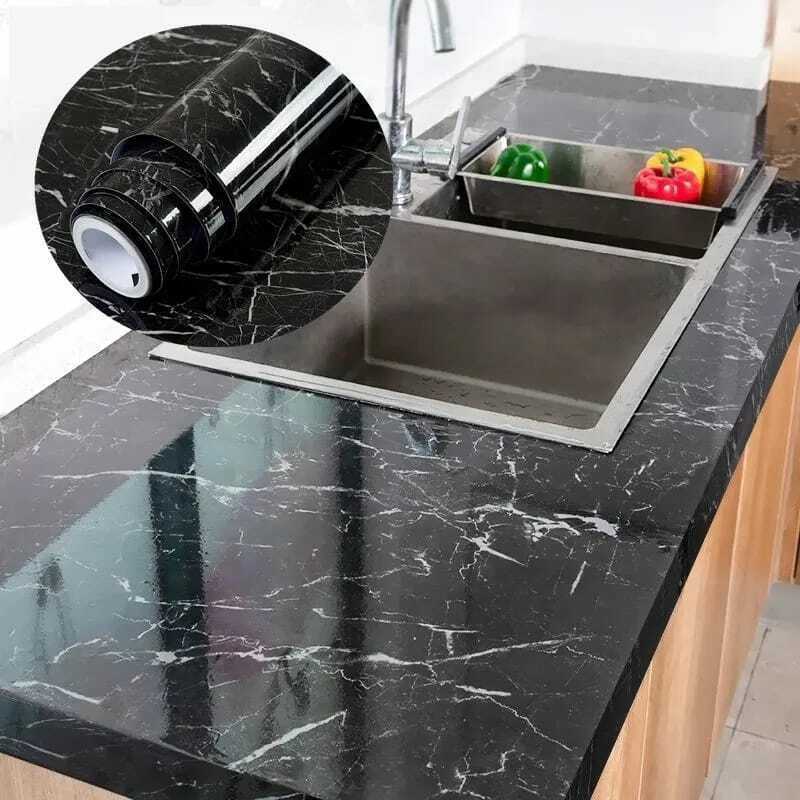 Cocina renovada con papel mármol