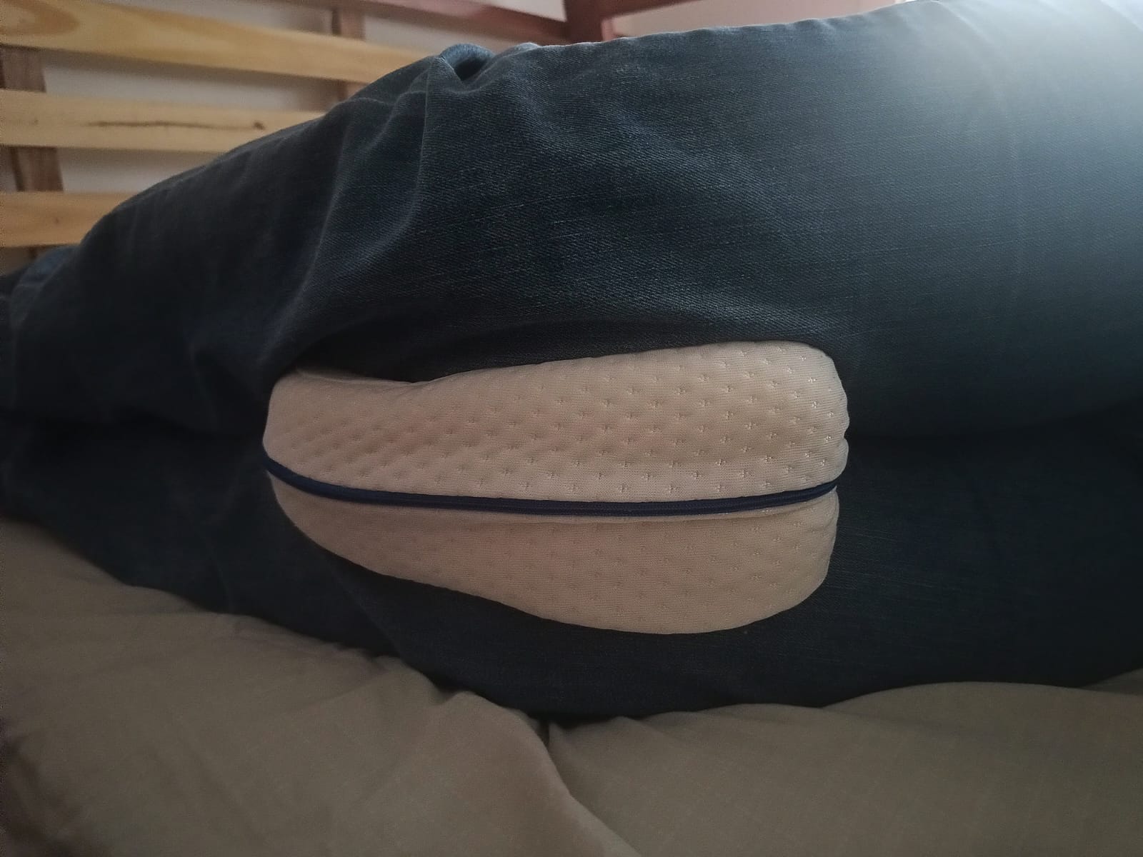 Almohada para piernas en uso