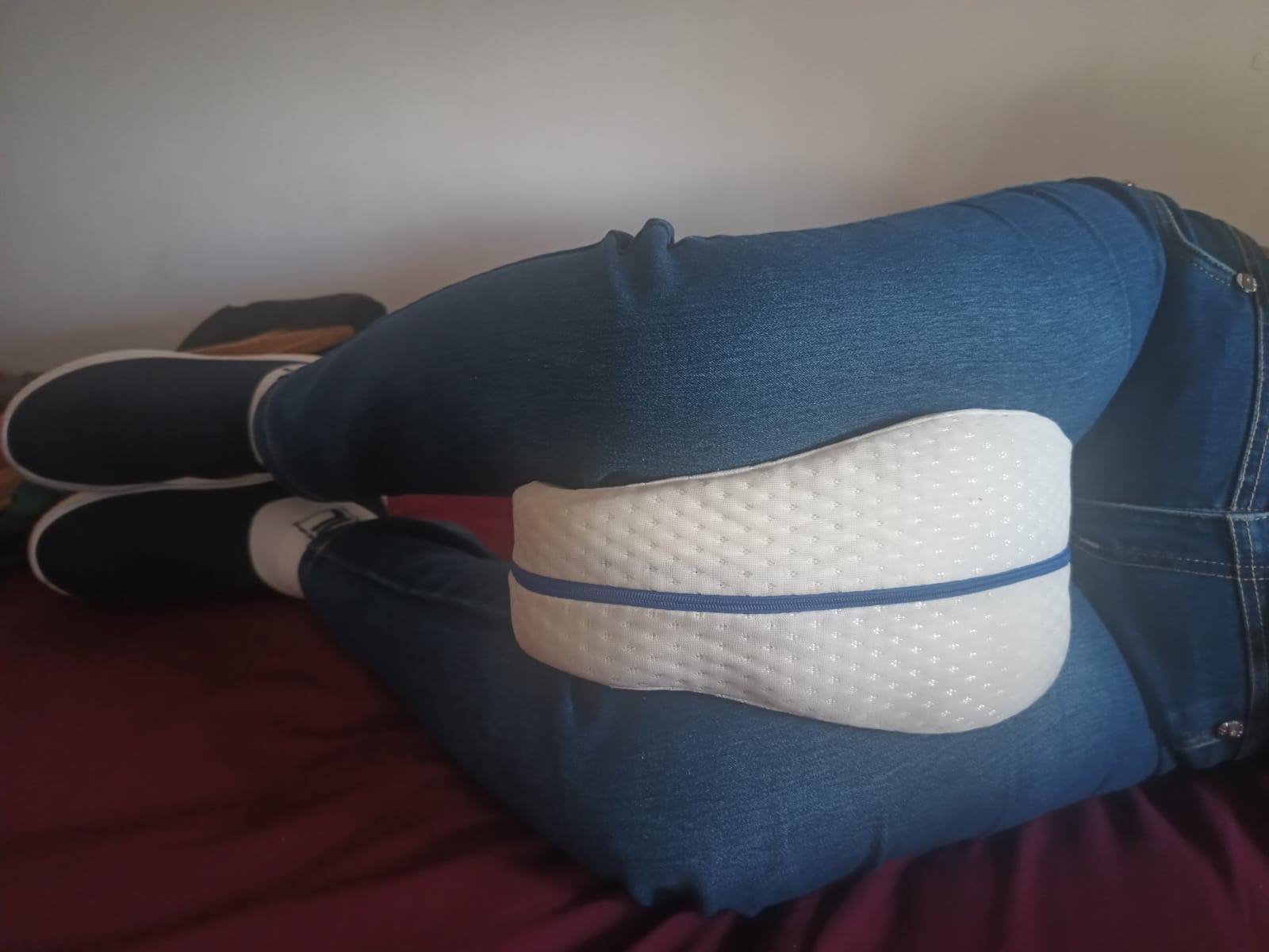 Almohada para piernas en uso