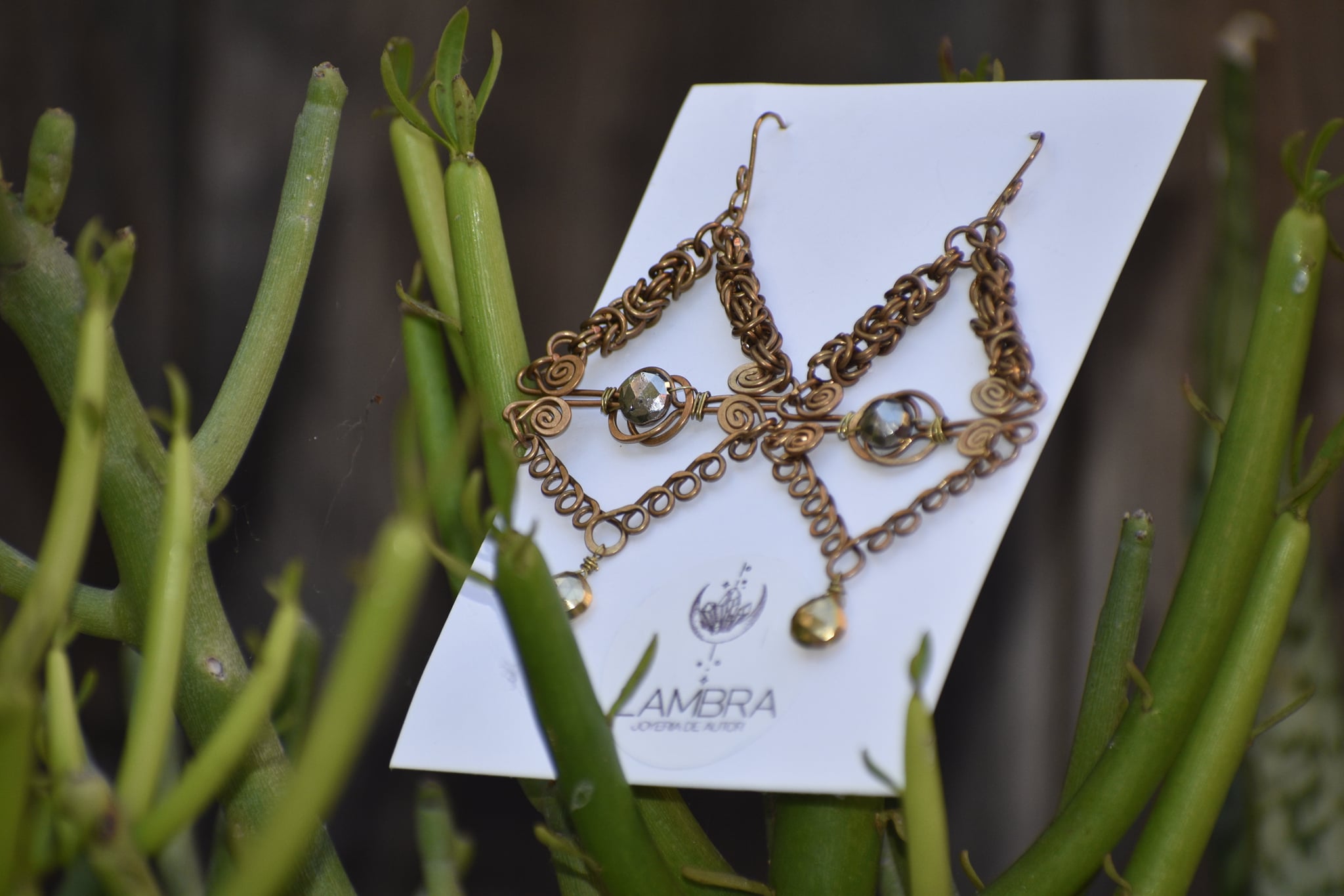 Aretes de alambre cobrizo y una amatista