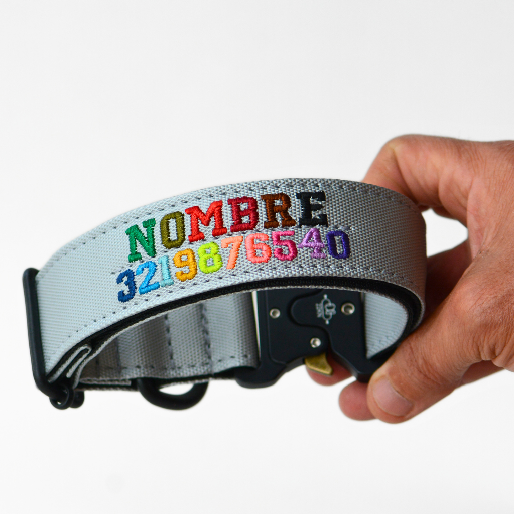 collar en la mano