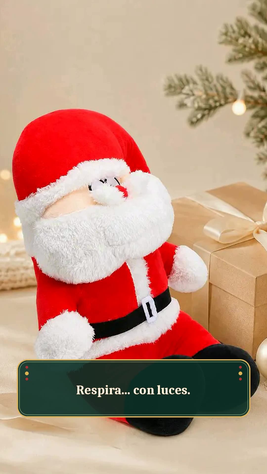 Papá Noel que respira junto a los regalos del arbolito