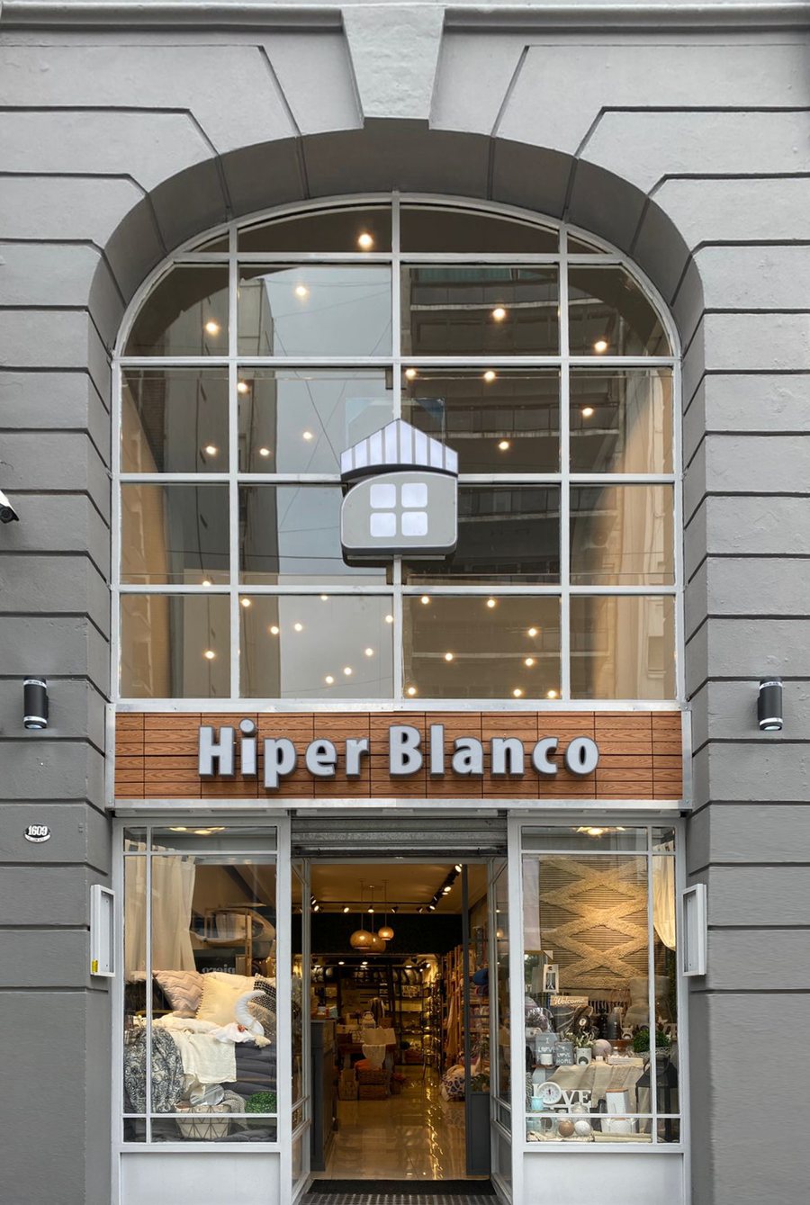 Fachada del local de Hiper Blanco con el frente en arco
