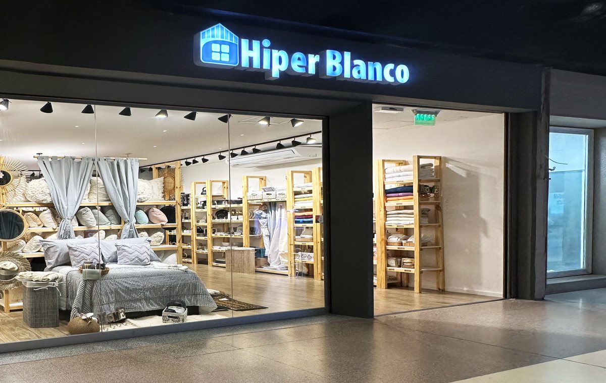 Local de Hiper Blanco con estanterías de blanquería