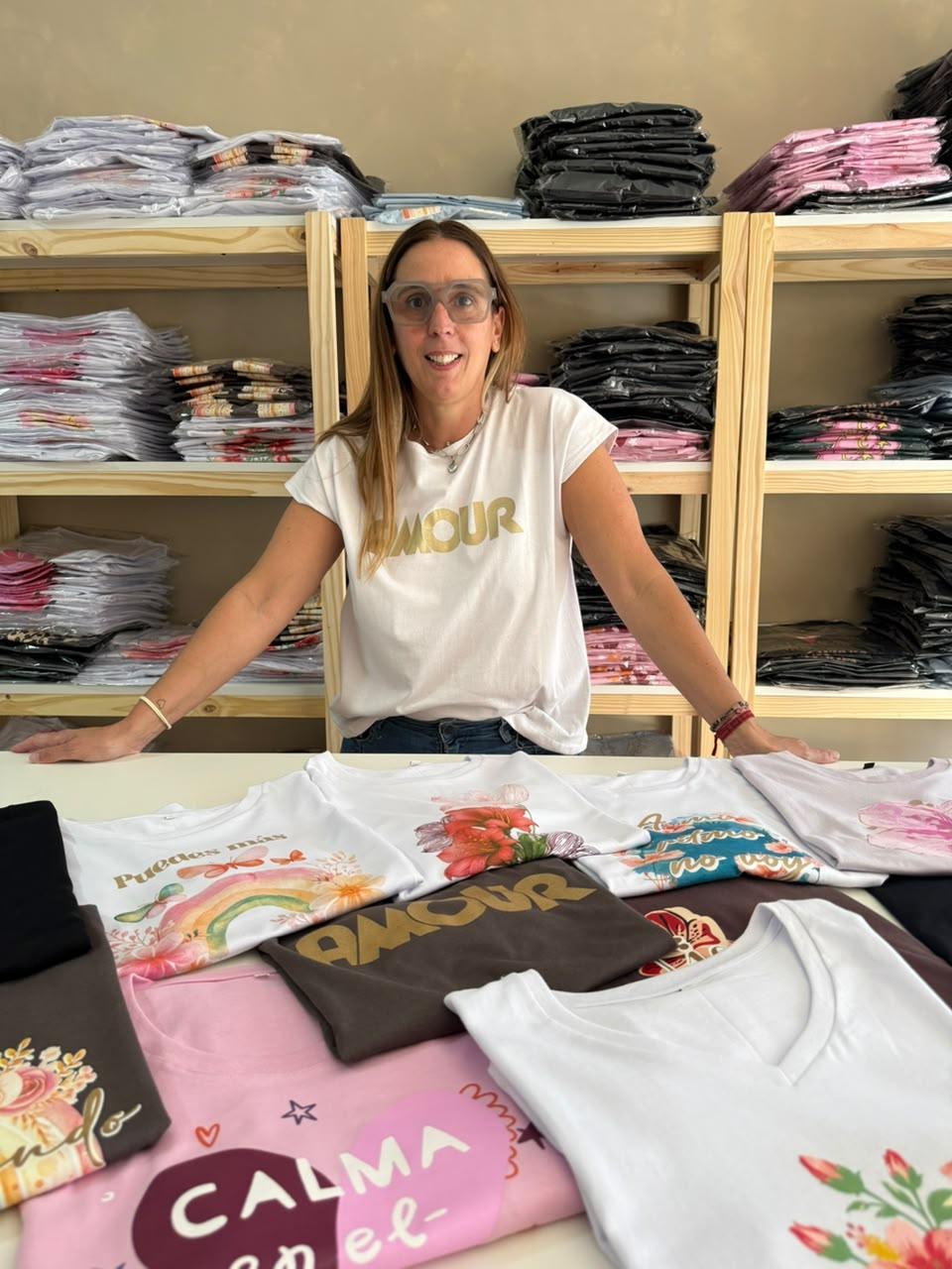 Natalia Loustau, fundadora de Remeras de Mina, en el showroom de Lomas de Zamora