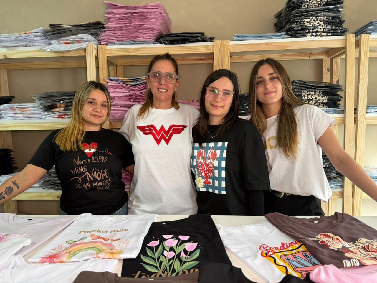 Natalia Loustau y el equipo de Remeras de Mina en el showroom de Lomas de Zamora