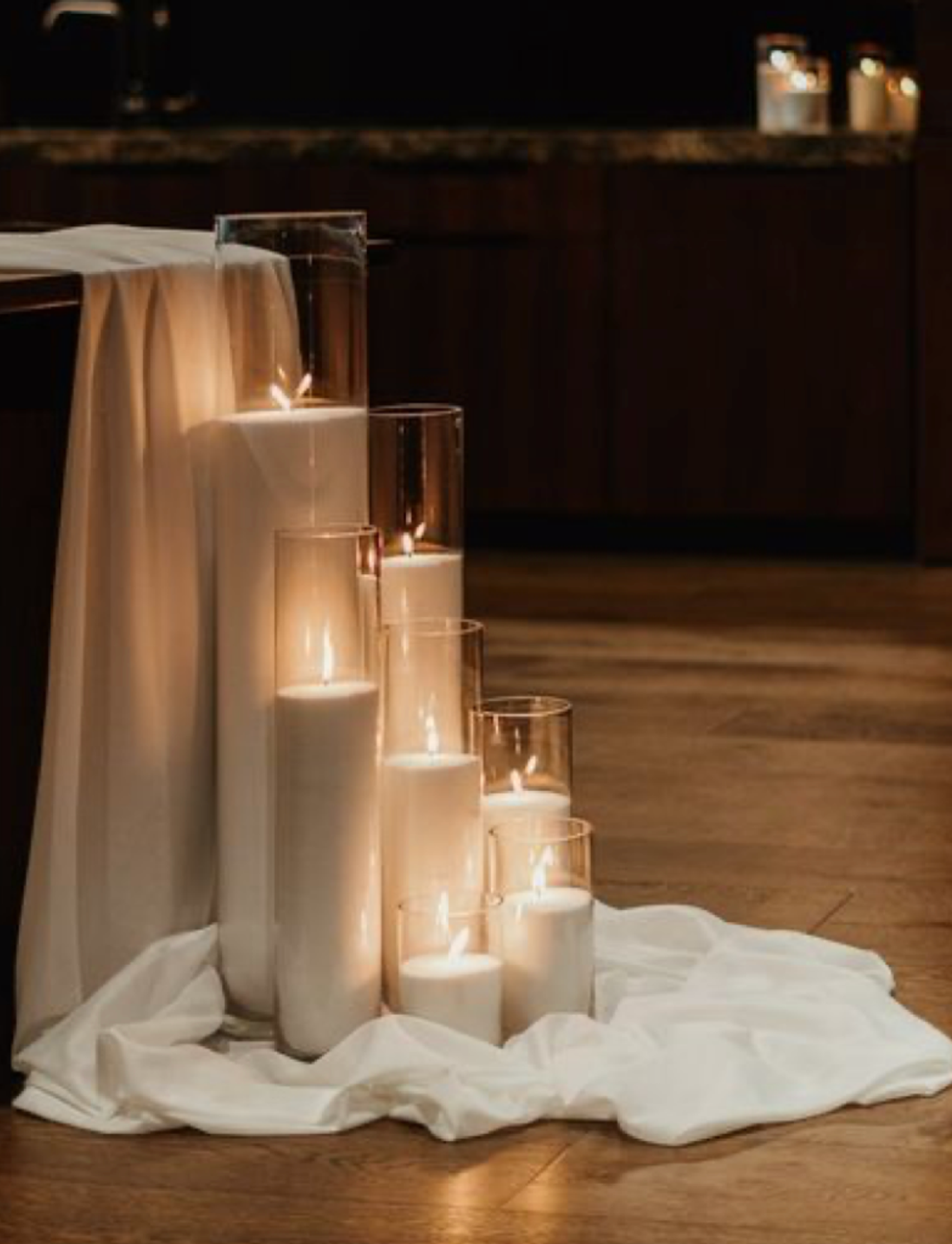Composición de luz con orbes de cera en recipientes de distintas alturas