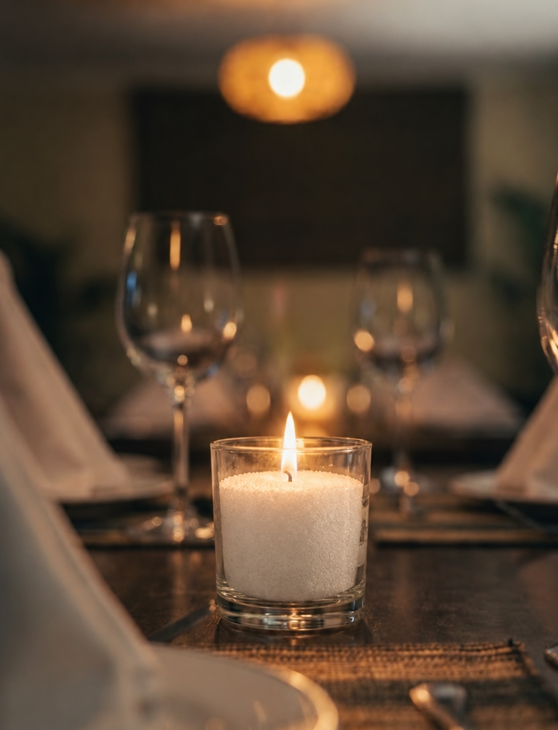 Orbes de cera encendidos en una mesa gastronómica