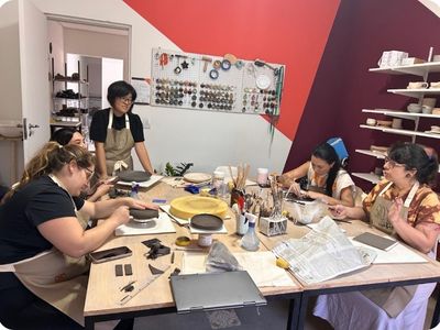 Alunas modelando peças em argila no ateliê Shoyu Crafts