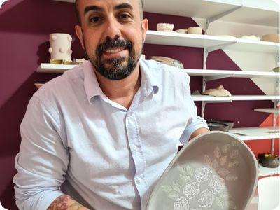 Aluno apresenta peça autoral criada na aula de cerâmica Shoyu Crafts