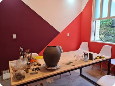 Espaço de modelagem do ateliê de cerâmica Shoyu Crafts em Pinheiros, São Paulo