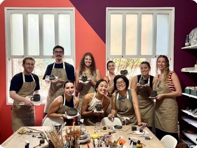 Grupo posa com peças criadas em experiência com cerâmica Shoyu Crafts
