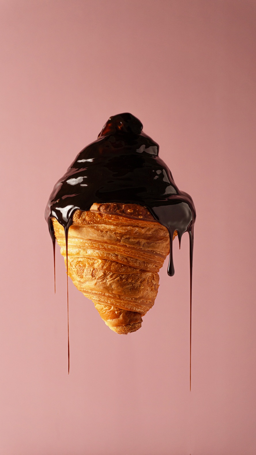 Croissant fotografiado para contenido gastronómico - Meraki Lab