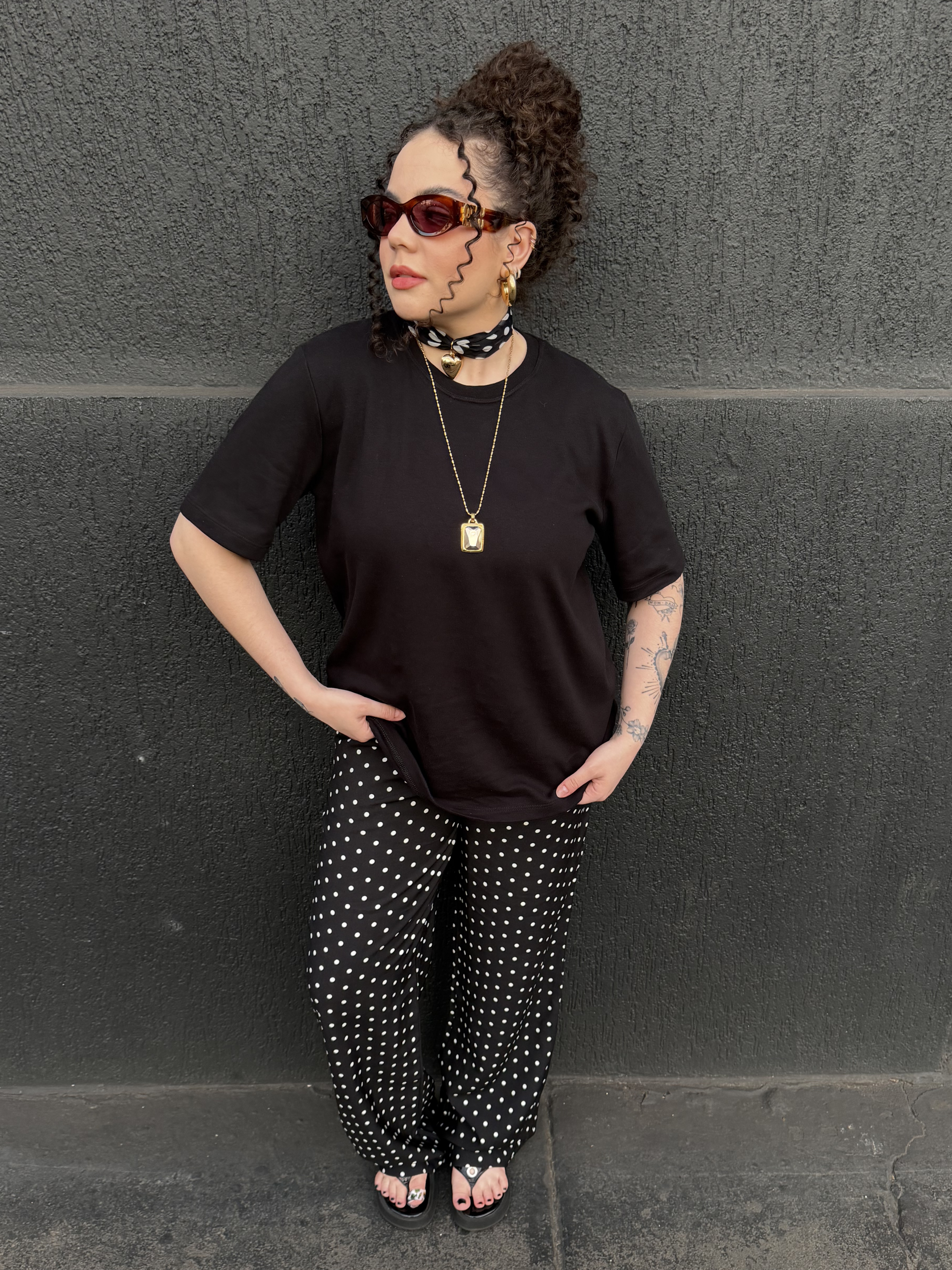 Look com t-shir melina preta e calça reta alfaiataria poá preta
