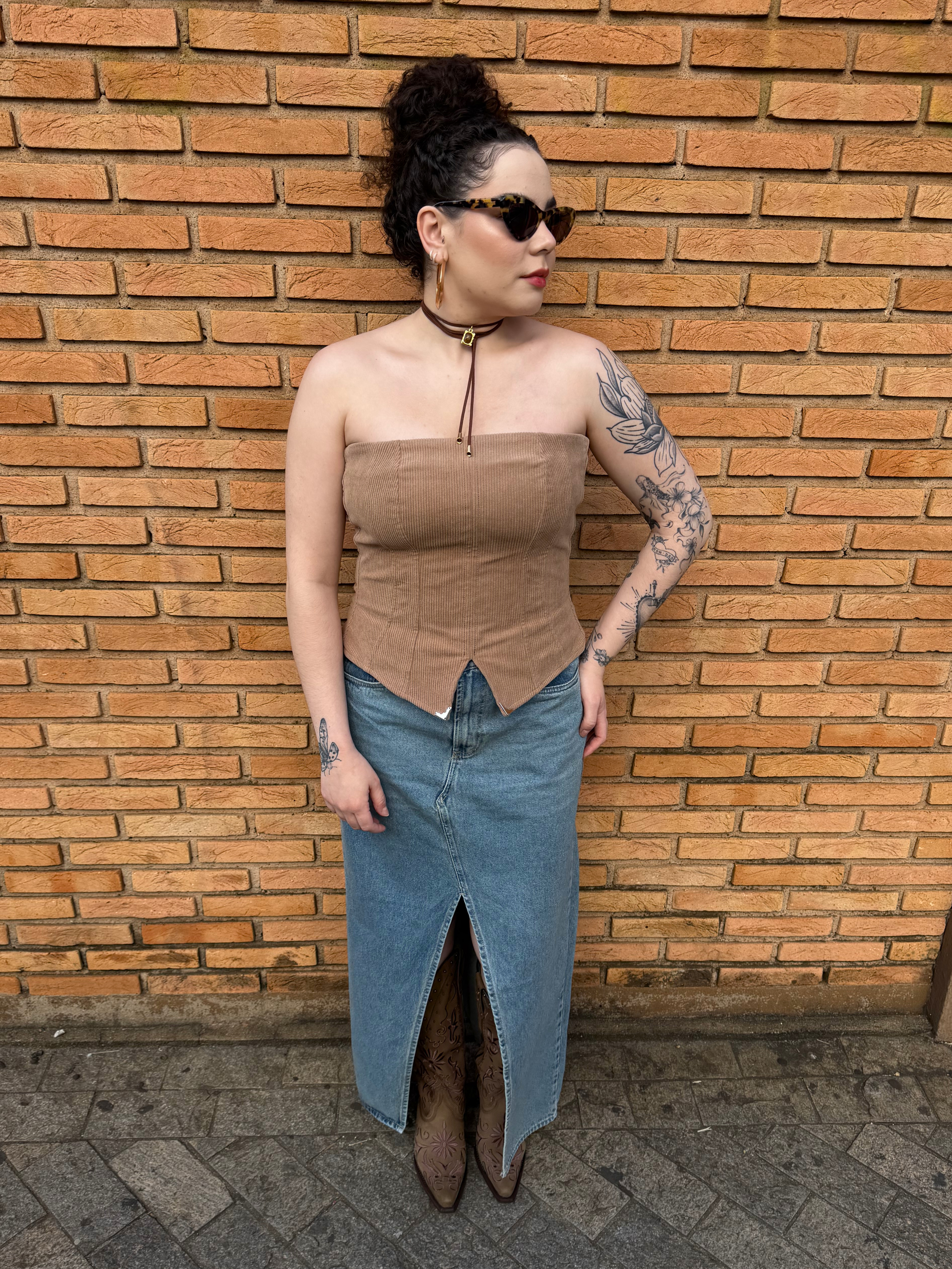 Corset Collina Cappuccino com saia jeans midi
