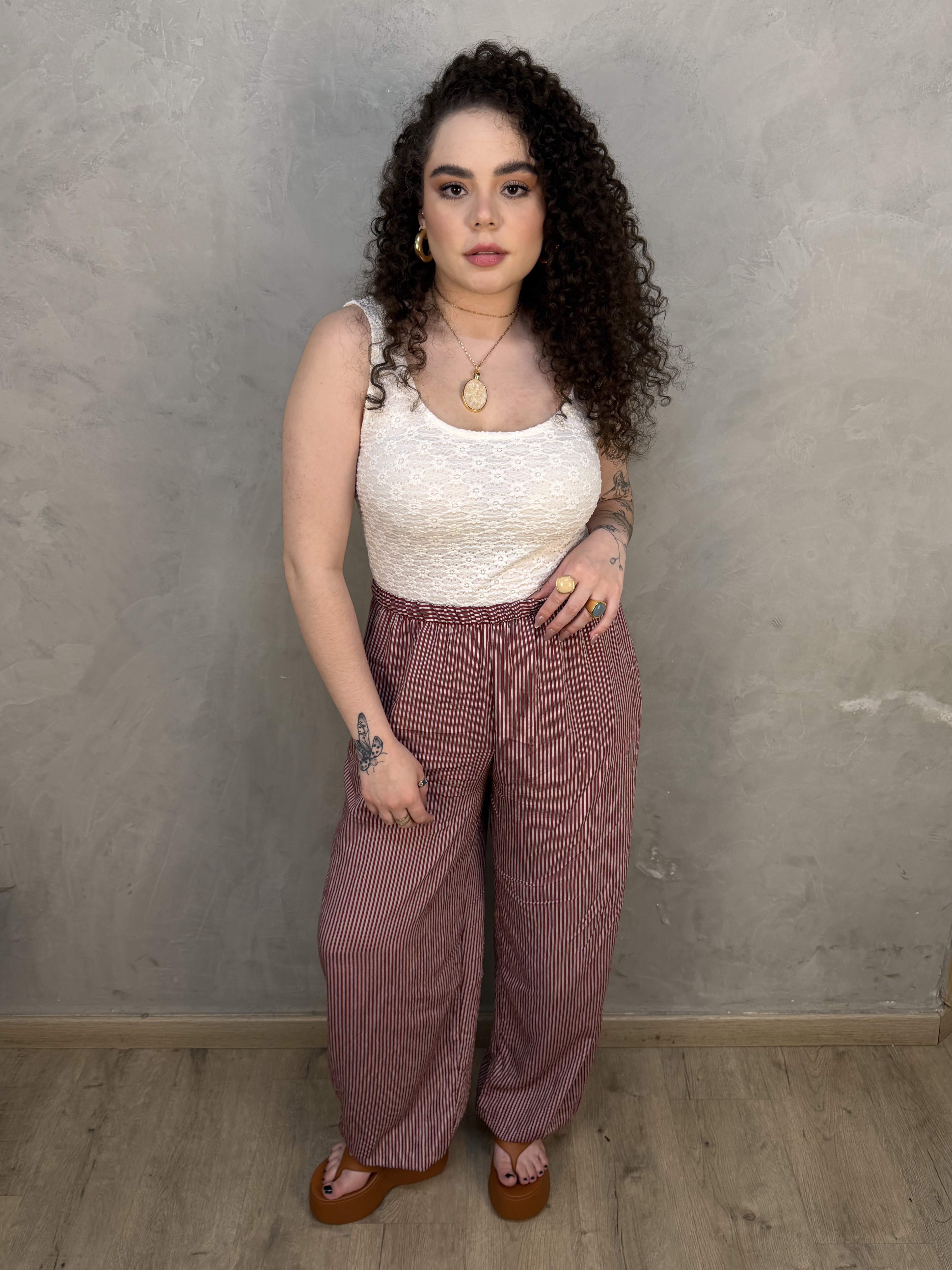Cal&ccedil;a Mel Listrada Cereja em composi&ccedil;&atilde;o com blusa preta