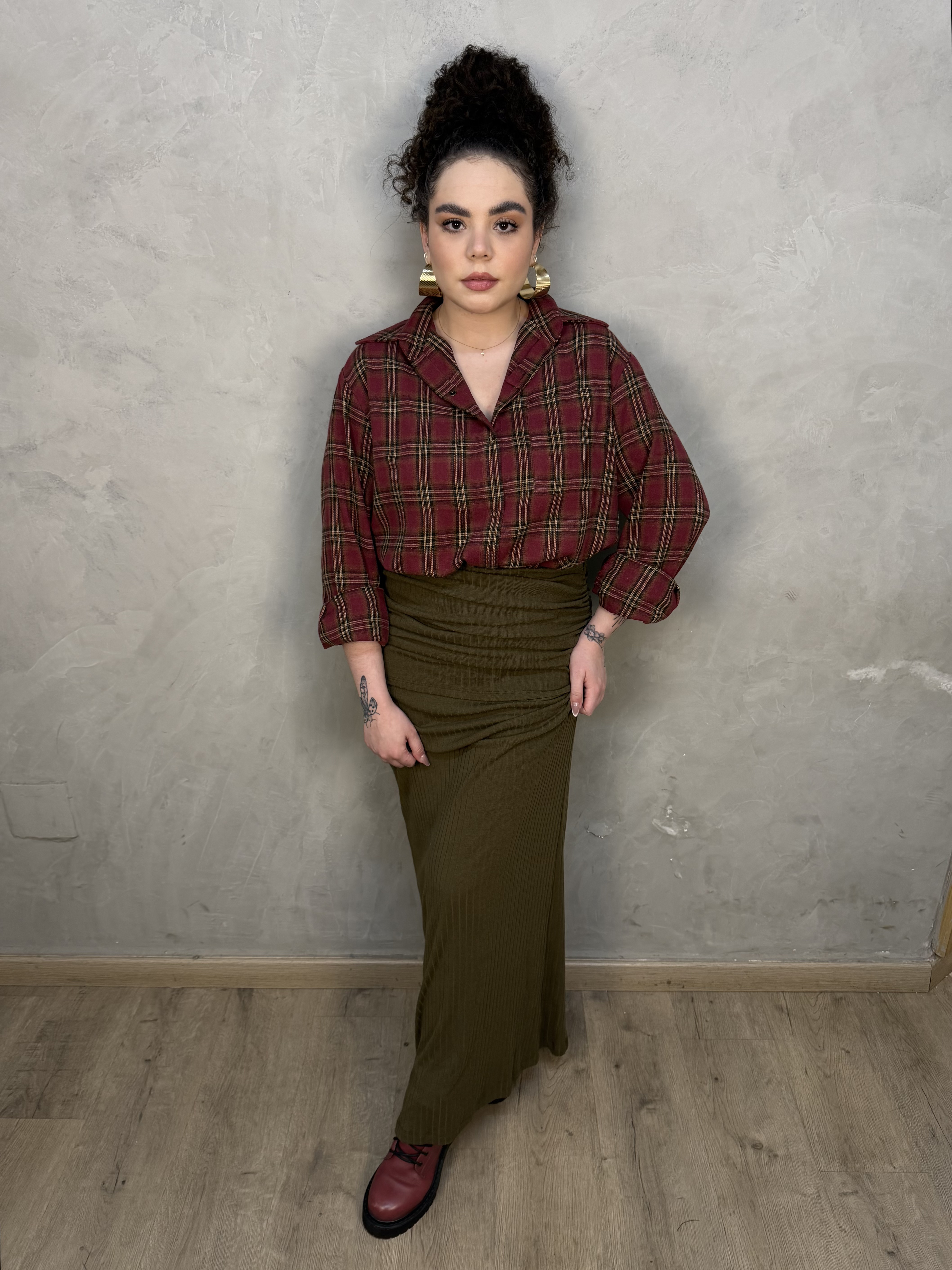 Cal&ccedil;a Mel Listrada Cereja em composi&ccedil;&atilde;o com blusa preta