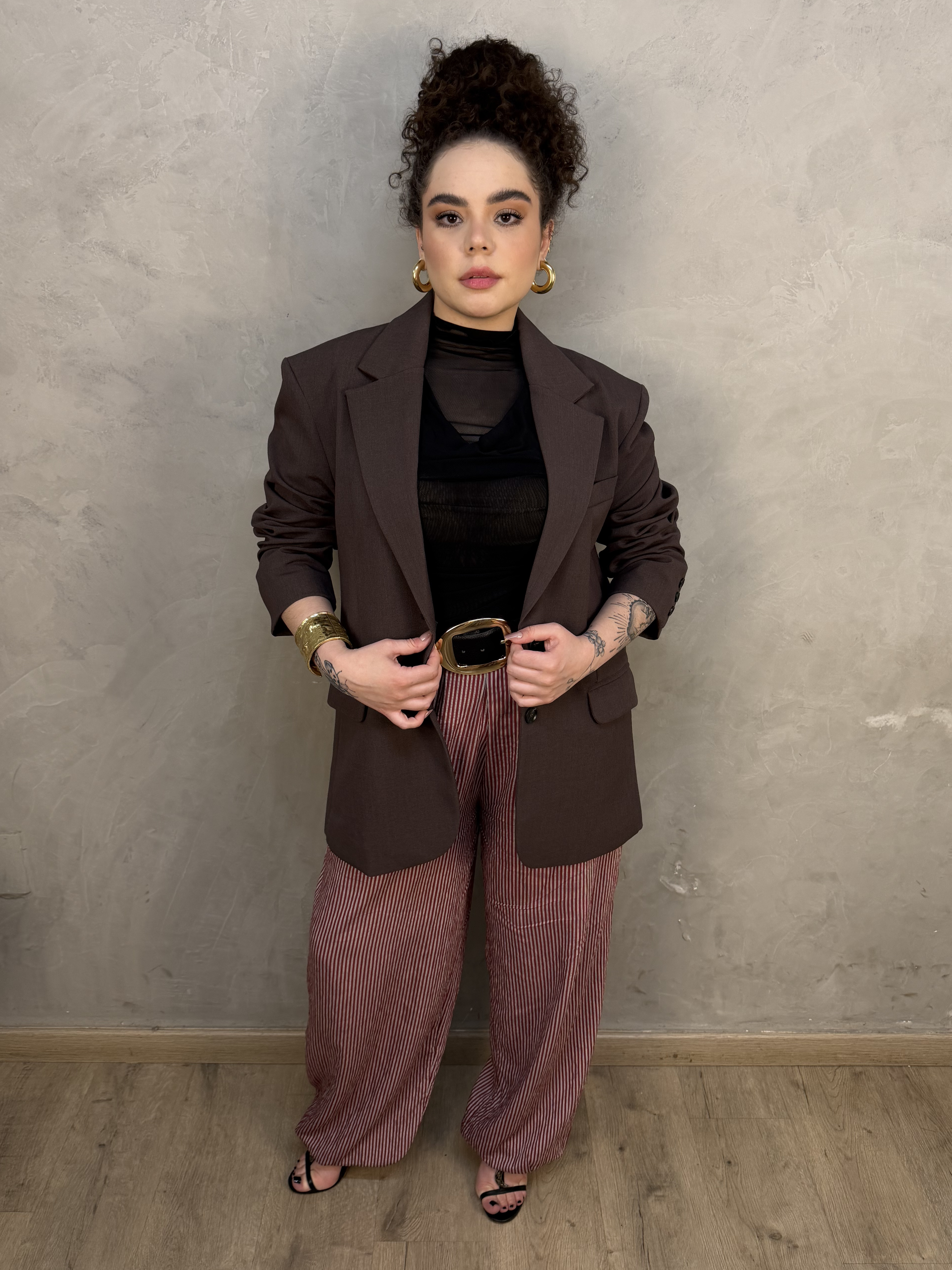 Cal&ccedil;a Mel Listrada Cereja com blazer marrom