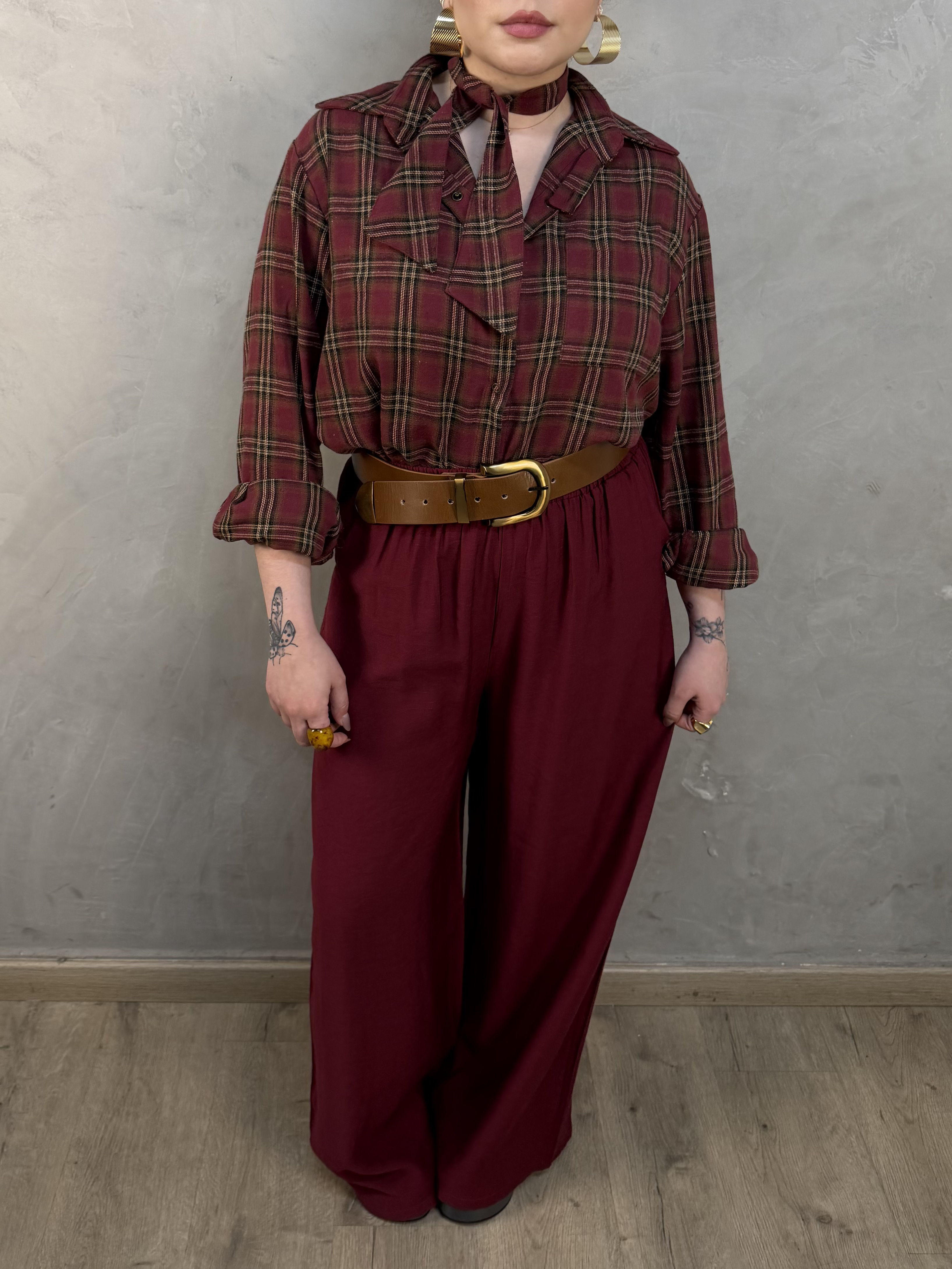 Calça Mel Listrada Cereja com blusa preta e cinto