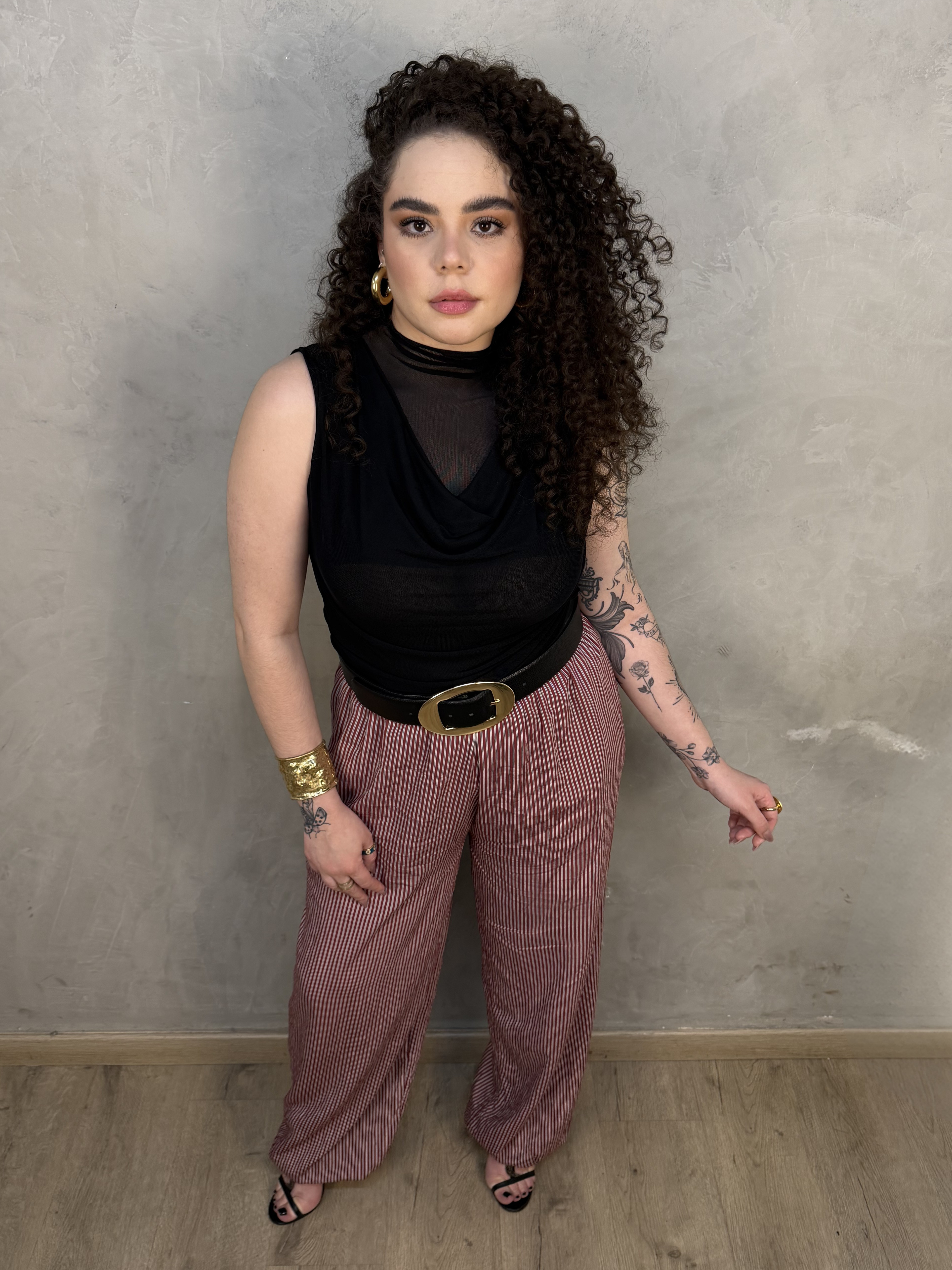 Calça Mel Listrada Cereja com blusa preta e cinto