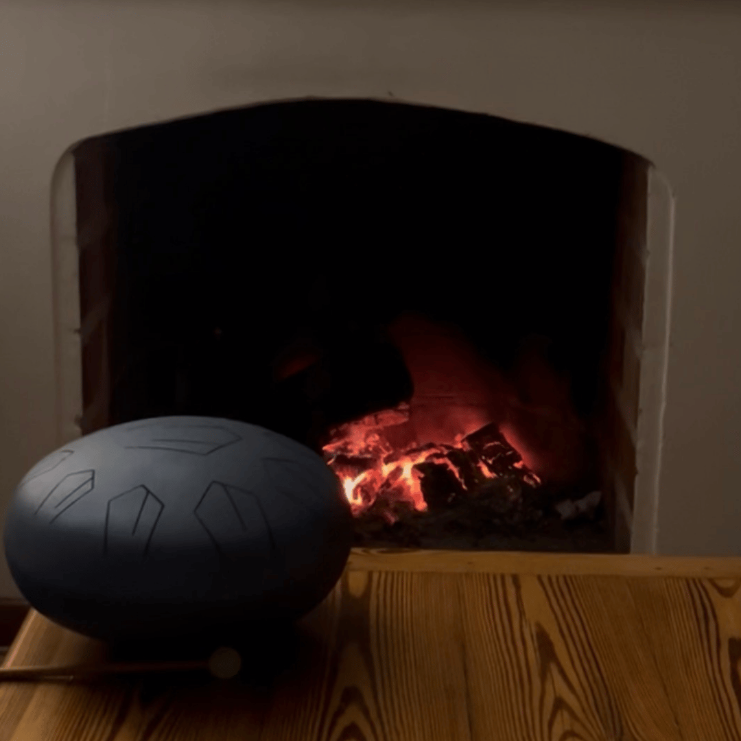 Tankdrum junto a la chimenea