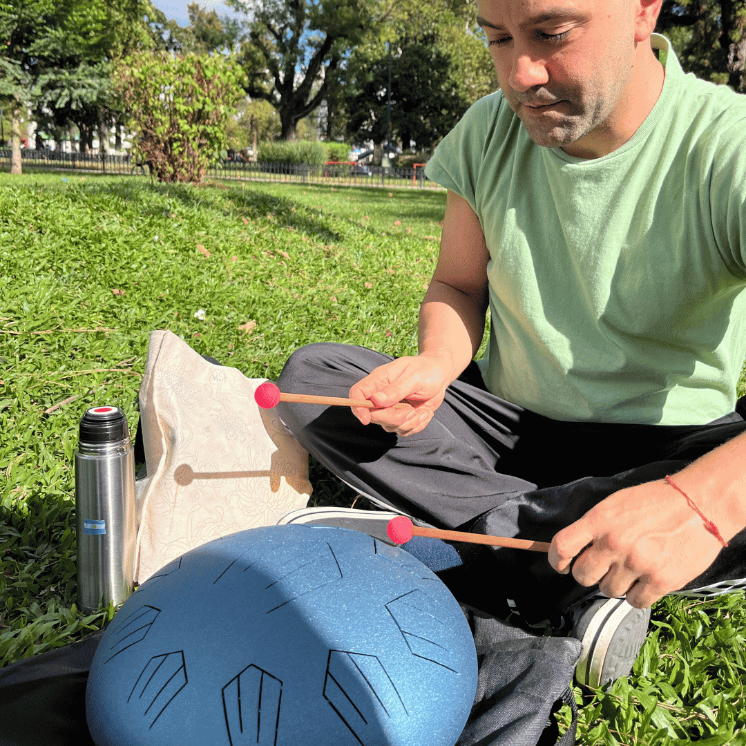 Cliente tocando el tankdrum