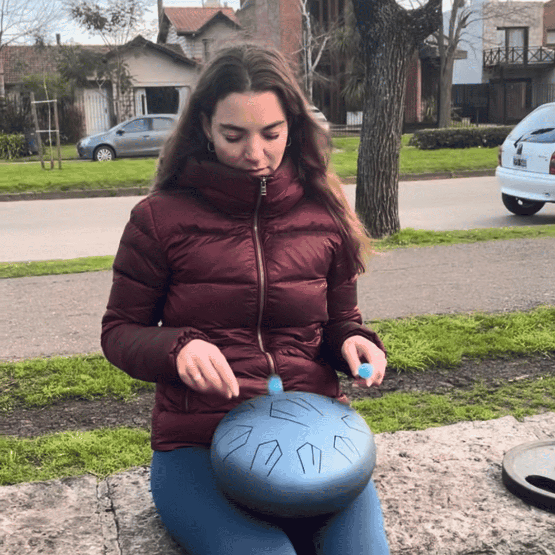 Cliente tocando el tankdrum