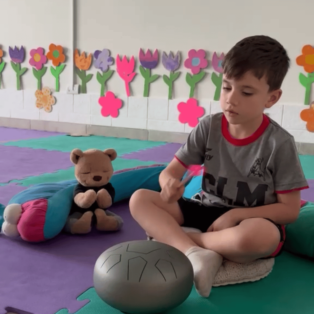 Niño/a tocando el tankdrum