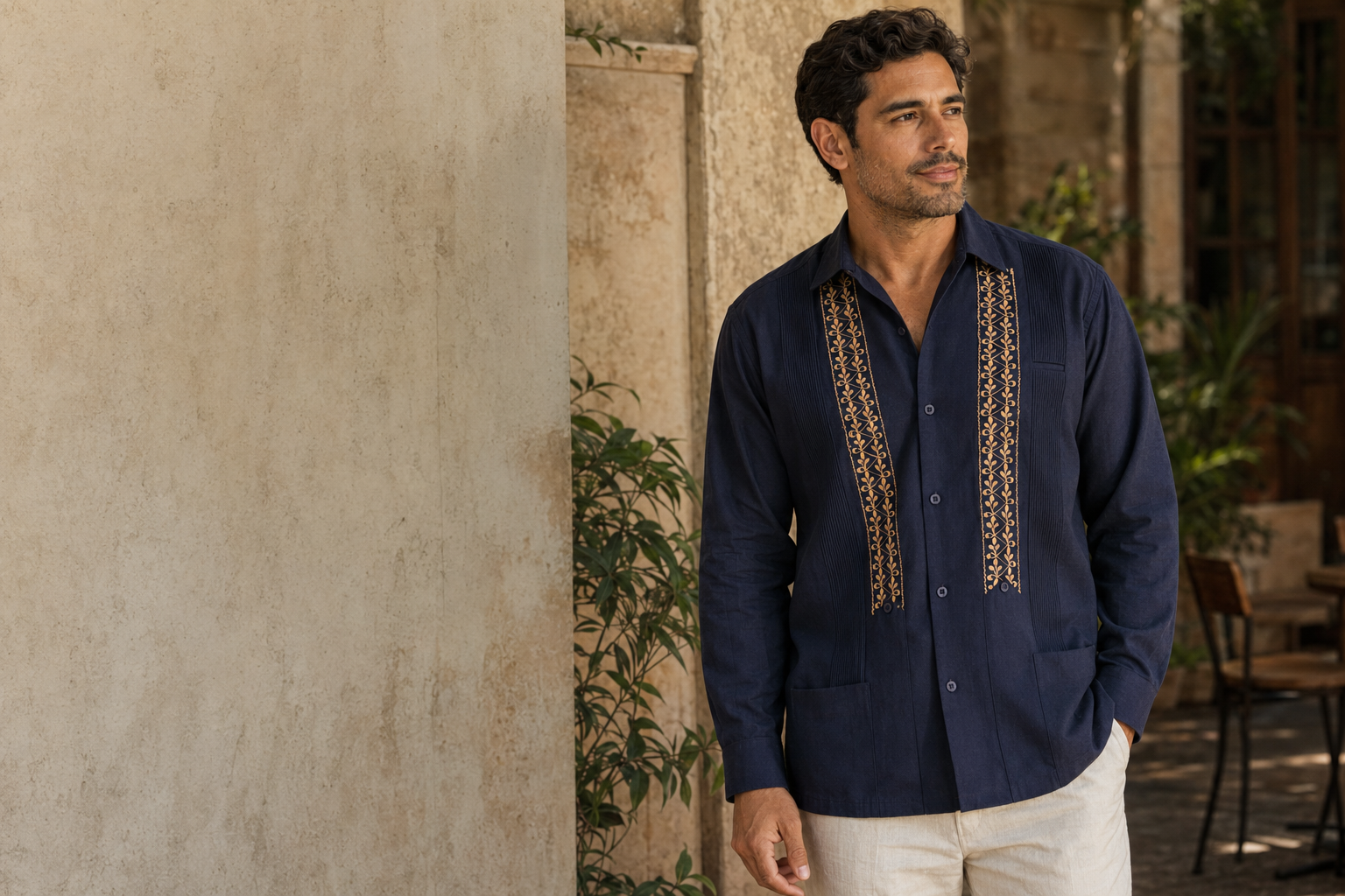 Hombre con guayabera azul marino bordada Mar & Ben, estilo smart casual