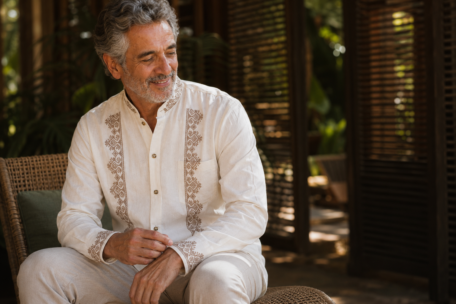 Hombre sonriendo con camisa Mar & Ben de cuello mao bordada