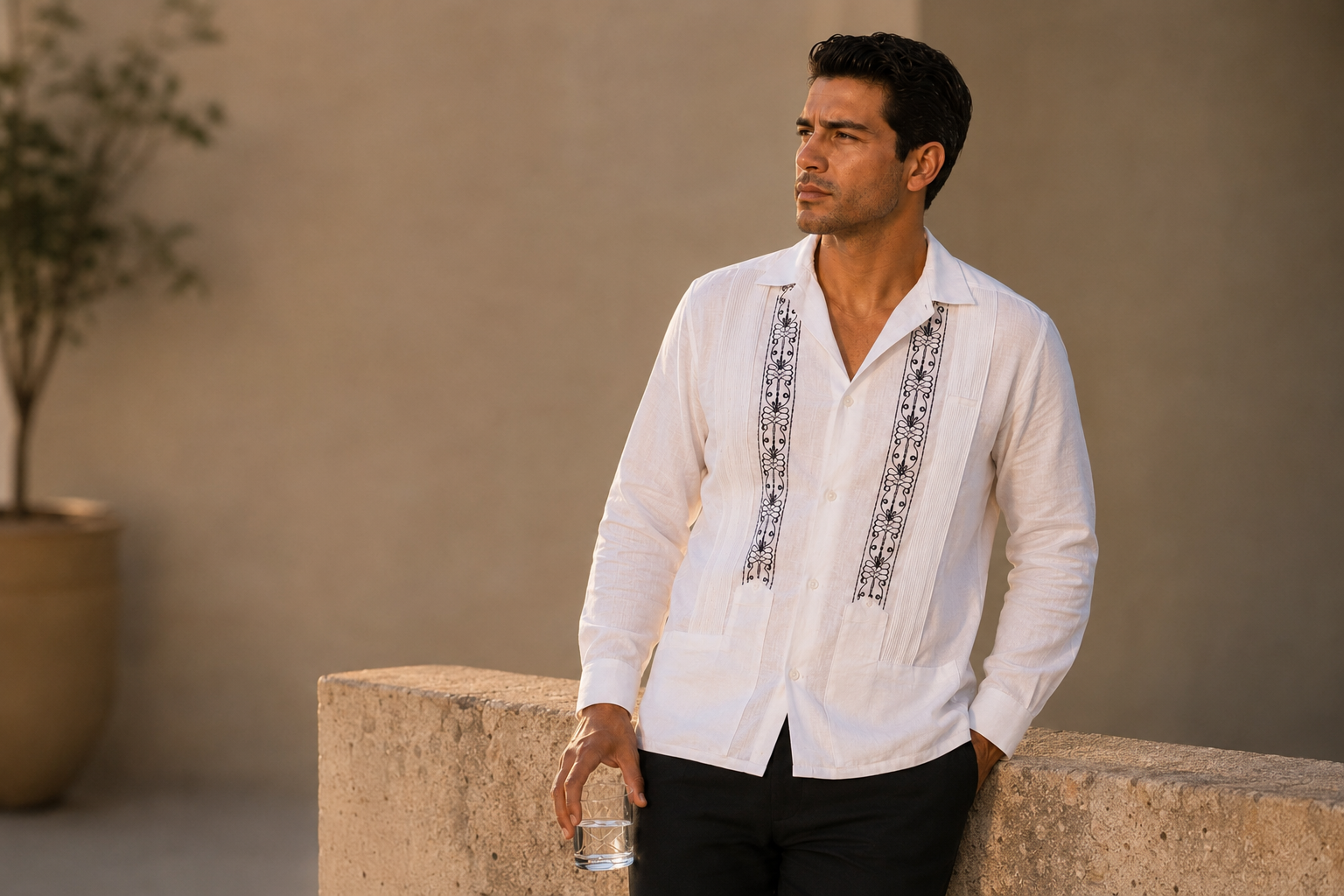 hombre con guayabera artesanal de lino en terraza mexicana al atardecer