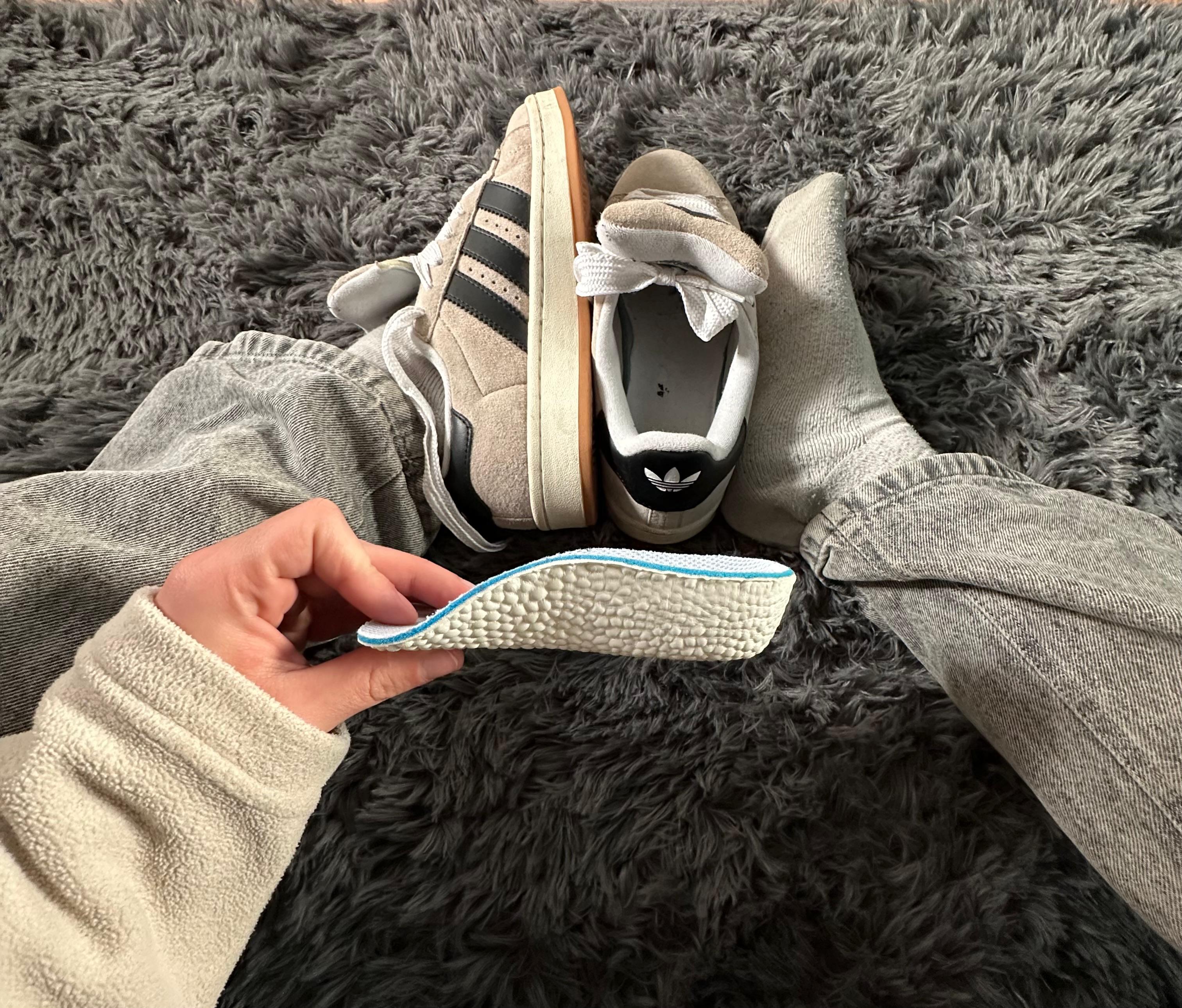 Colocando las plantillas Elevate en una zapatilla