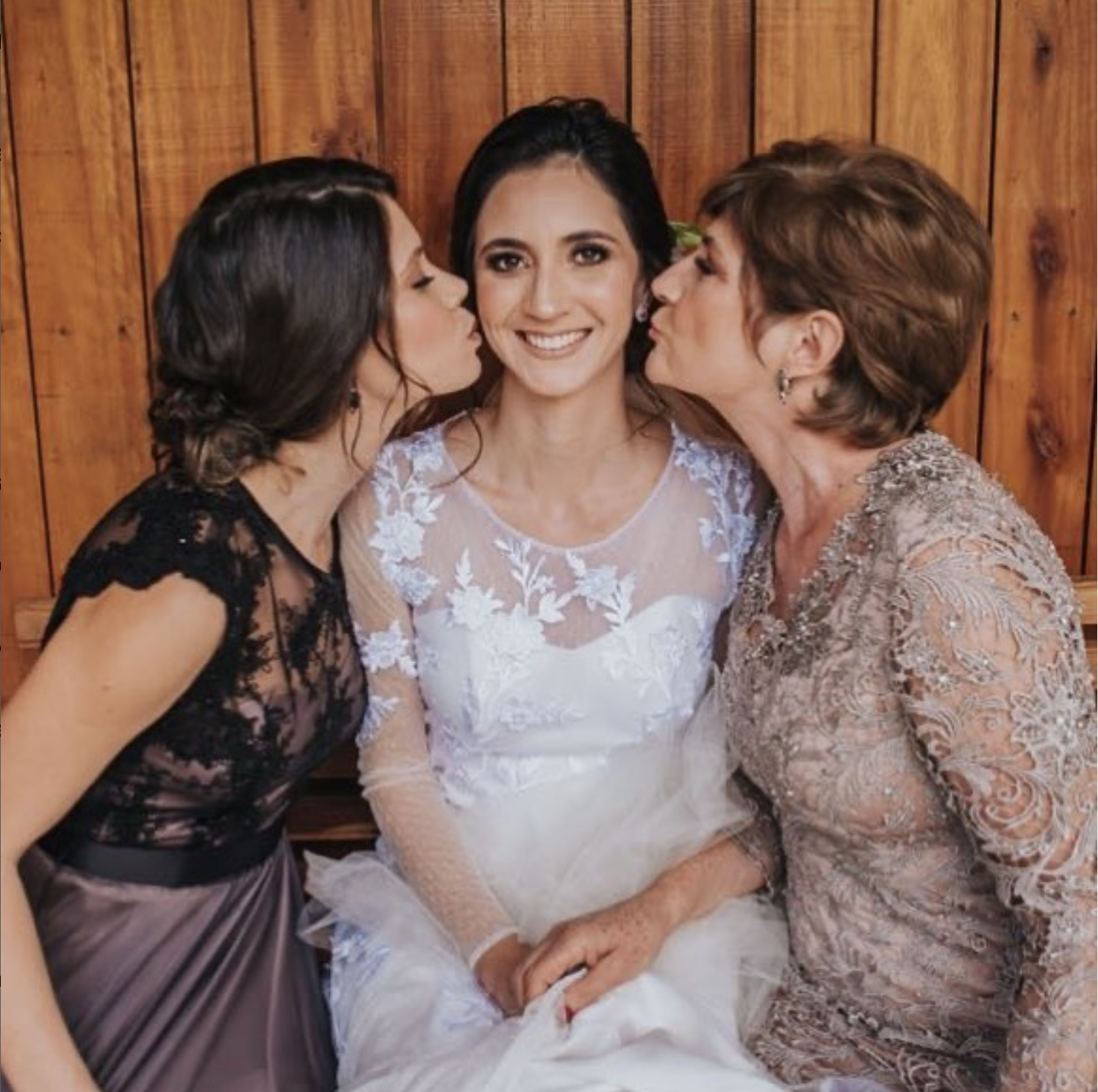 Na foto estamos Dona Vera, à direita, e suas filhas, Bia e Lari, no dia do casamento da Lari.
