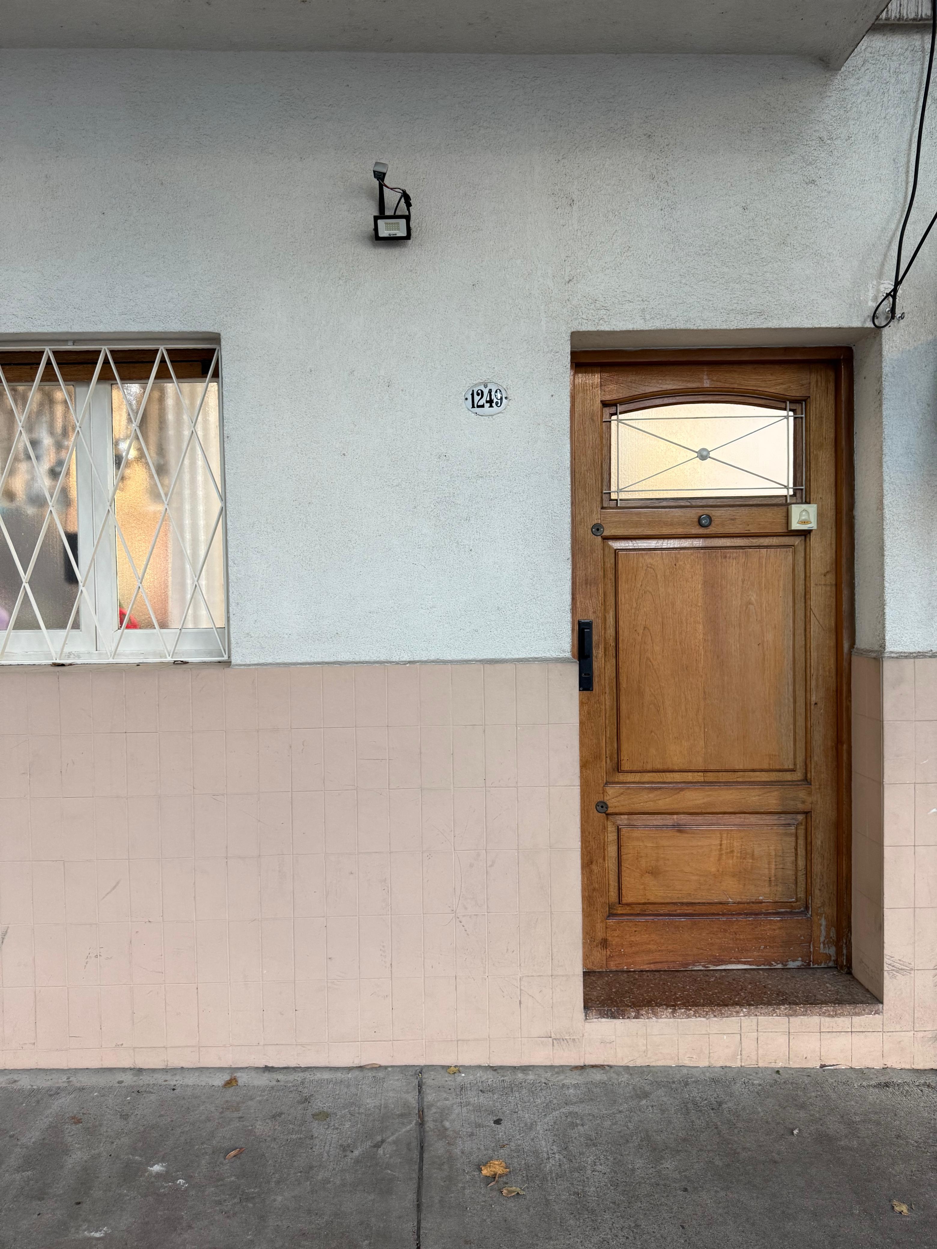 Puerta showroom Enough