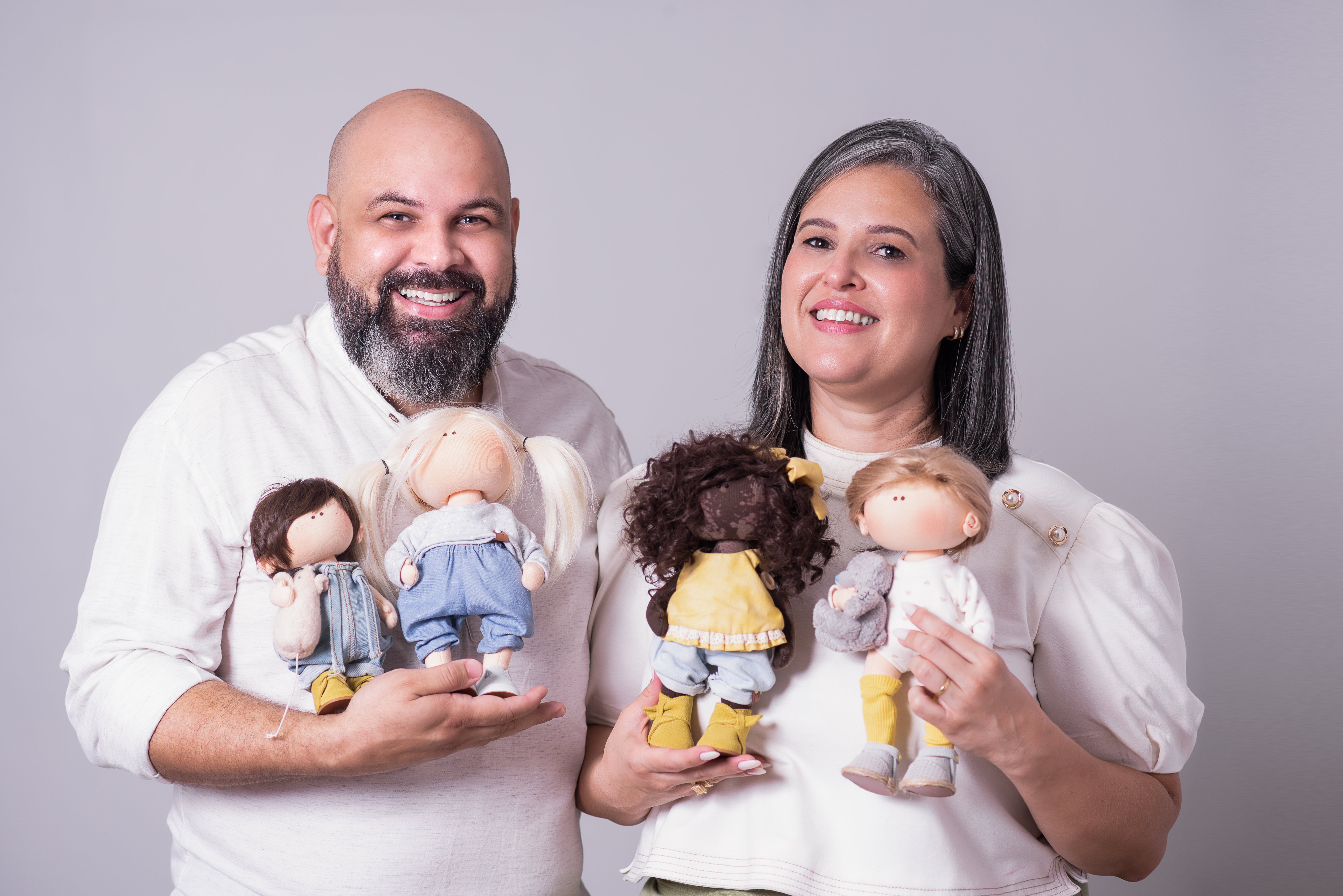 Deila Casadio e Deivison juntos representando a história familiar da Casadio e o ensino de artesanato para milhares de alunasPra cego ver: Deila Casadio e Deivison aparecem juntos em uma foto clara e afetiva, representando a história familiar da Casadio.