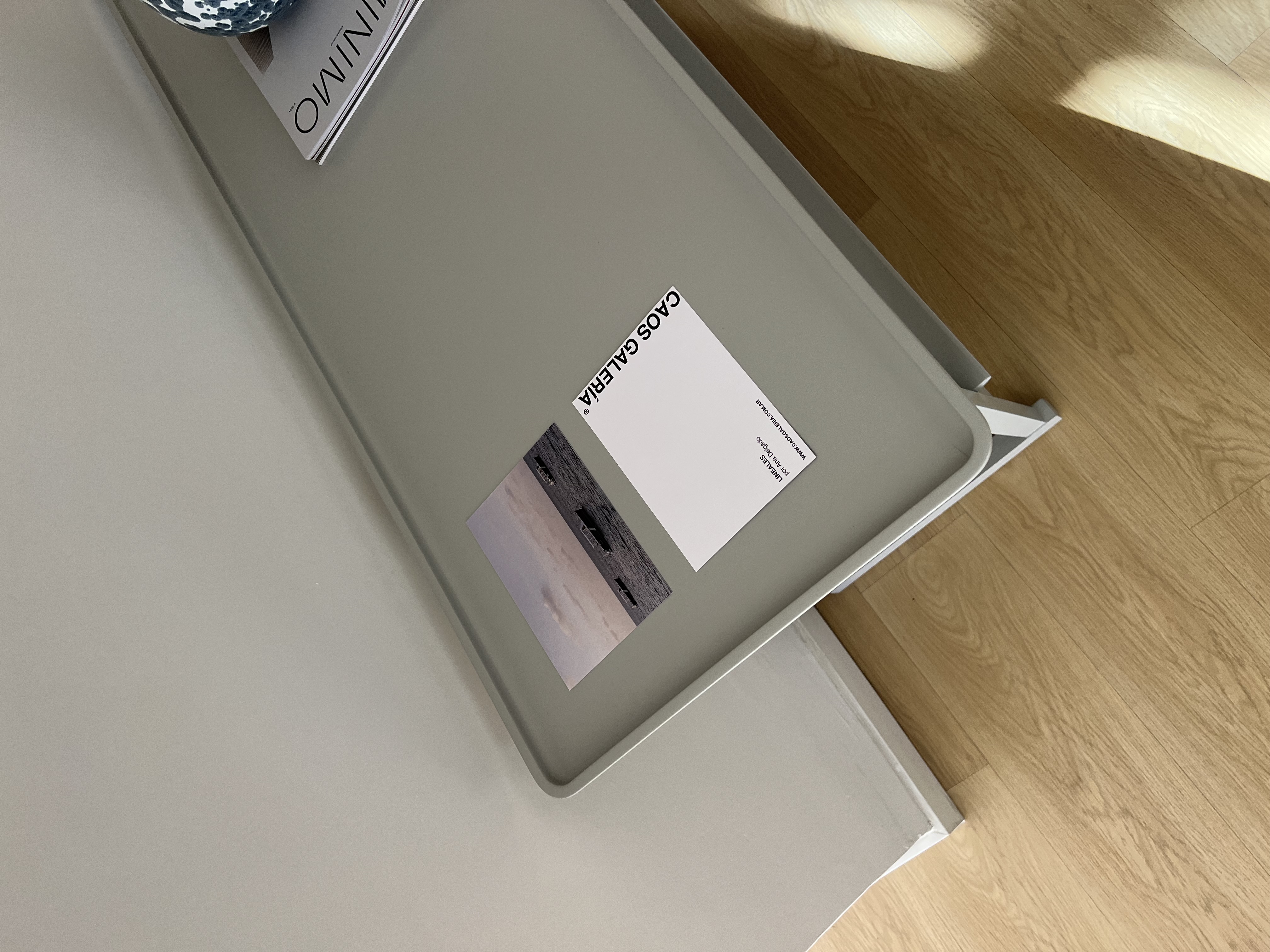 Obra de CAOS GALERÍA sobre una consola