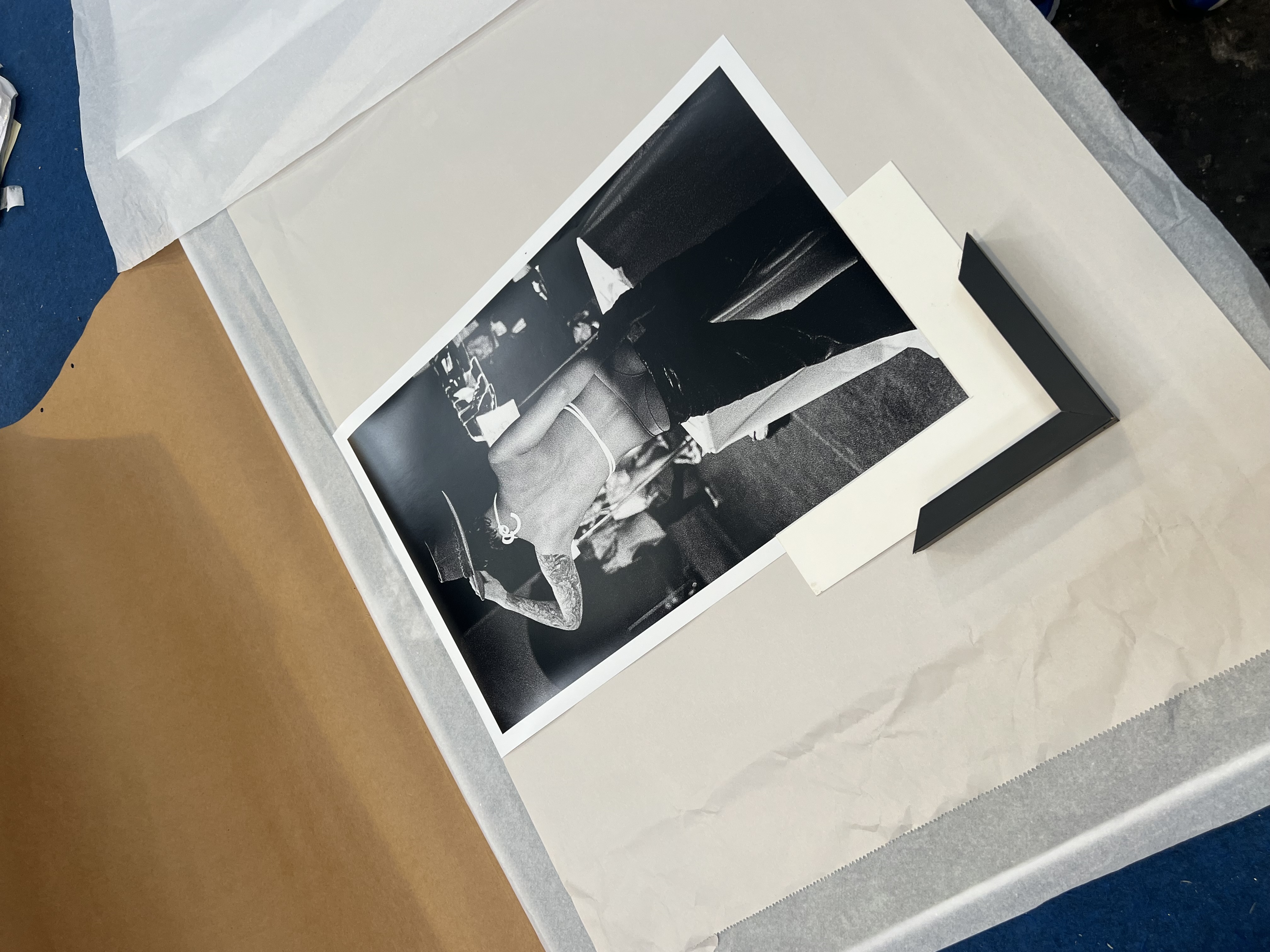 Muestra de marco sobre una fotografía en blanco y negro